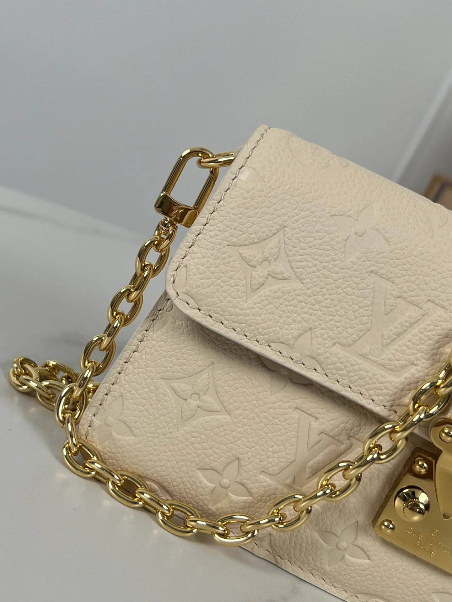 P960 "With full set of counter packaging"🇫🇷Exclusive real shot of super original leather M82836! The Wallet On Chain Metis bag is made from grained Monogram Empreinte leather, embossed with the brand's Monogram pattern. The distinctive appearance, with its trapezoidal design and front flap secured with an S-lock, is inspired by the classic Louis Vuitton luggage. Detachable chain allows for cross-body wear. Size: 19×11×5.5cm