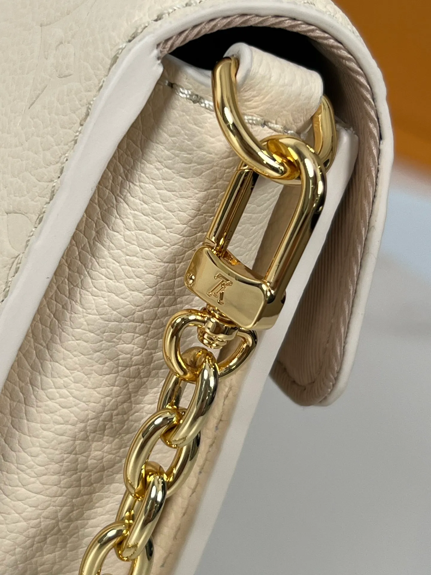 P960 "With full set of counter packaging"🇫🇷Exclusive real shot of super original leather M82836! The Wallet On Chain Metis bag is made from grained Monogram Empreinte leather, embossed with the brand's Monogram pattern. The distinctive appearance, with its trapezoidal design and front flap secured with an S-lock, is inspired by the classic Louis Vuitton luggage. Detachable chain allows for cross-body wear. Size: 19×11×5.5cm