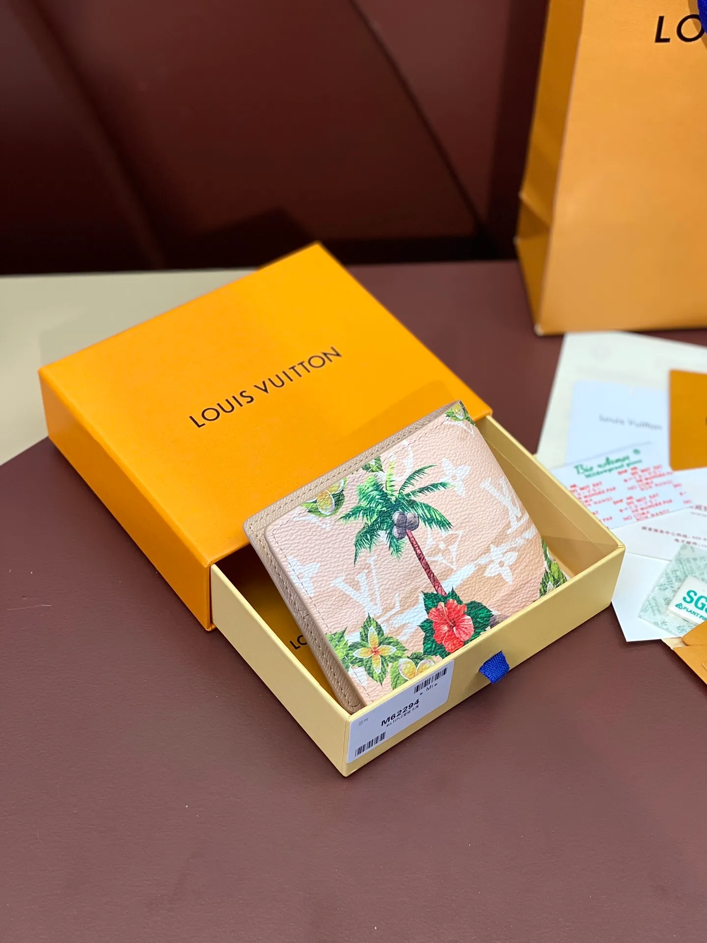 M61695 Skateboard 🛹 Khaki! This Slender wallet is made of Monogram Surfin’ coated canvas, with colorful patterns overlapping tropical elements and the brand’s classic logo, giving the iconic piece a retro feel. Inside there are eight card slots and a compartment for banknotes. size: 11x8.5x2cm. 💰340