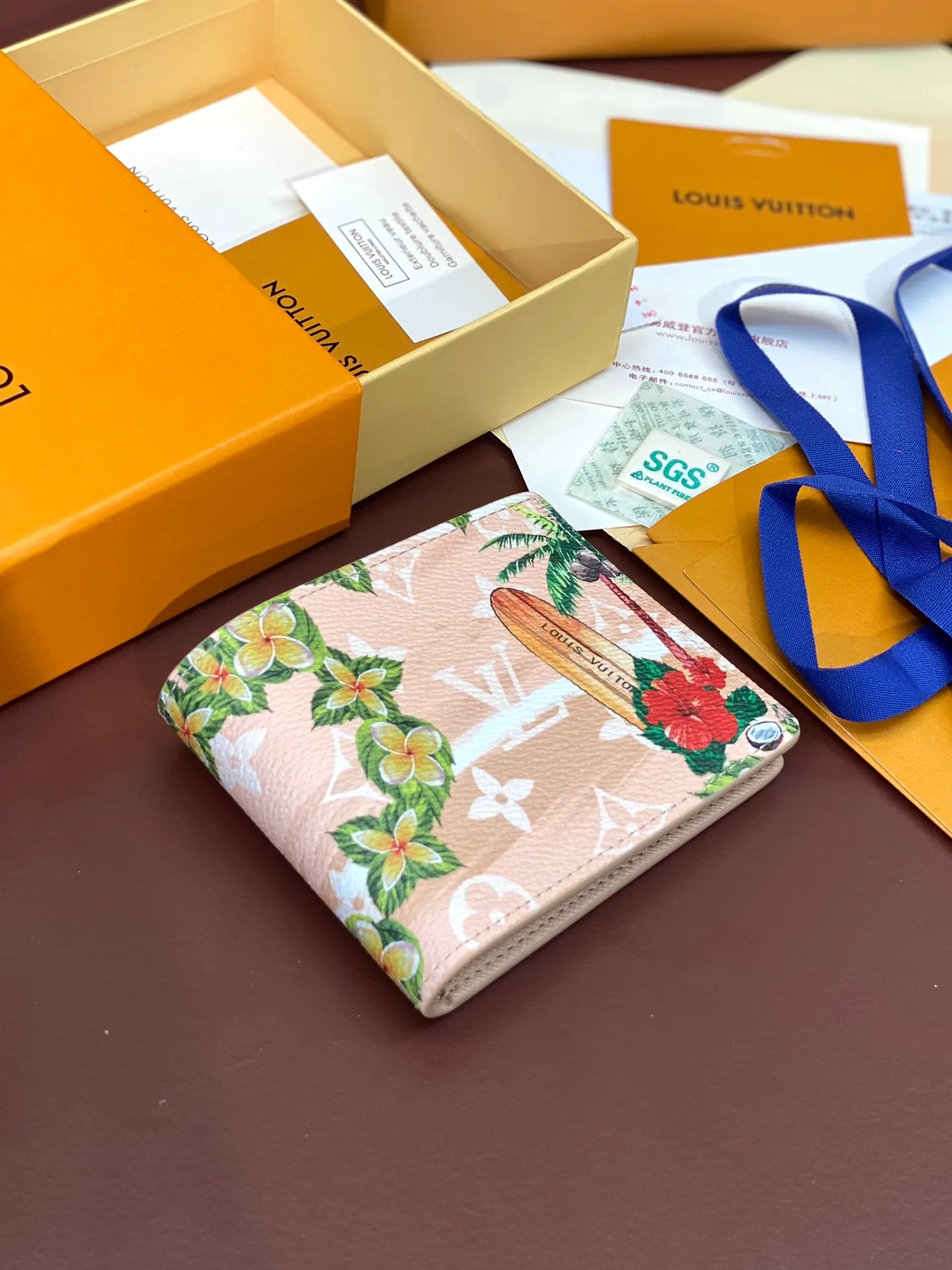 M61695 Skateboard 🛹 Khaki! This Slender wallet is made of Monogram Surfin’ coated canvas, with colorful patterns overlapping tropical elements and the brand’s classic logo, giving the iconic piece a retro feel. Inside there are eight card slots and a compartment for banknotes. size: 11x8.5x2cm. 💰340