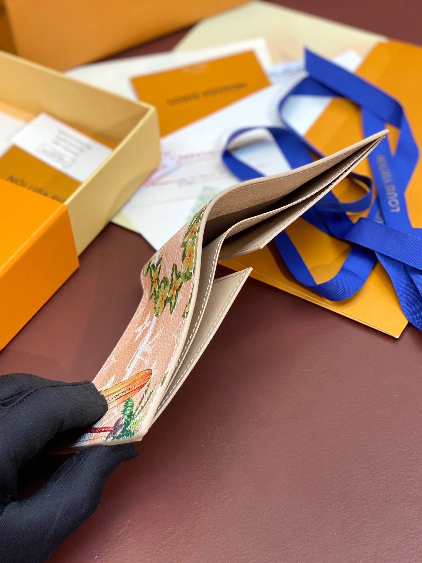 M61695 Skateboard 🛹 Khaki! This Slender wallet is made of Monogram Surfin’ coated canvas, with colorful patterns overlapping tropical elements and the brand’s classic logo, giving the iconic piece a retro feel. Inside there are eight card slots and a compartment for banknotes. size: 11x8.5x2cm. 💰340