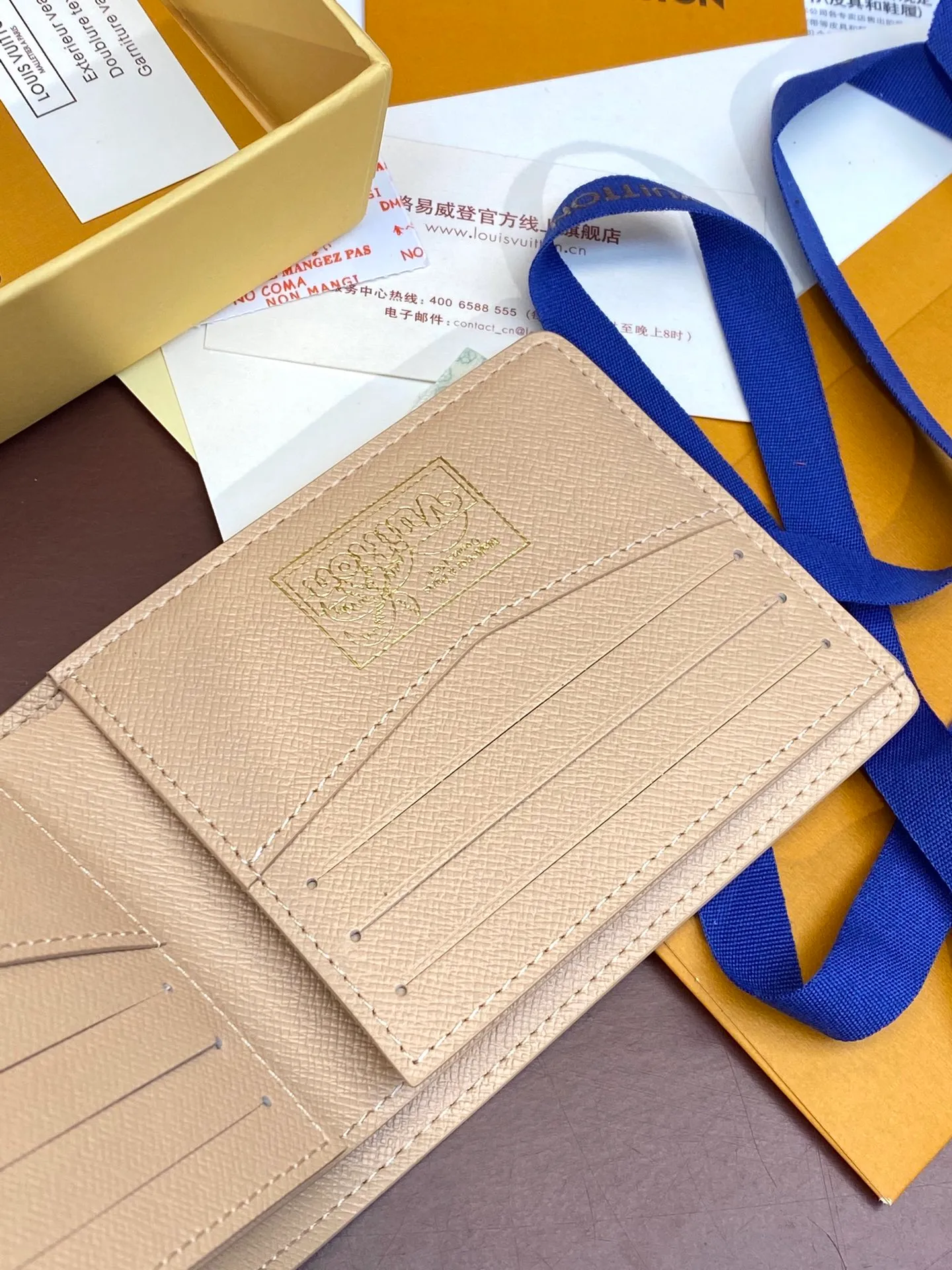 M61695 Skateboard 🛹 Khaki! This Slender wallet is made of Monogram Surfin’ coated canvas, with colorful patterns overlapping tropical elements and the brand’s classic logo, giving the iconic piece a retro feel. Inside there are eight card slots and a compartment for banknotes. size: 11x8.5x2cm. 💰340
