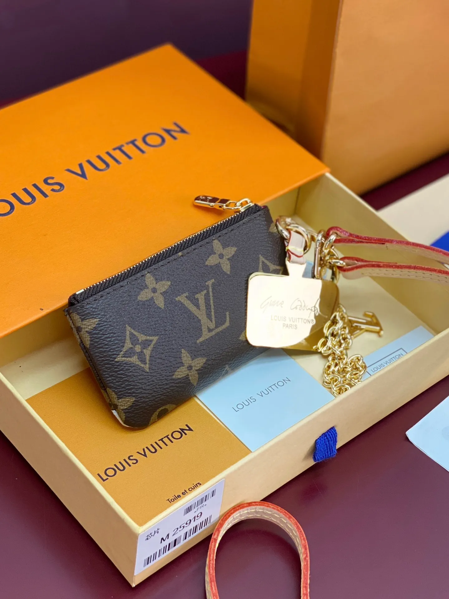 M25919 silk screen cat! Mobile Phone Charm This mobile phone charm showcases fashion icon Grace Coddington's love for cats with a hand-drawn pattern, a testament to the creative collaboration between Louis Vuitton and the former creative director of American Vogue. The detachable chain and shoulder strap allow for multiple carrying methods, and the Monogram zipper bag is convenient for storing keys and other small items.  6.5 x 1 x 12 cm (height x width x length)
