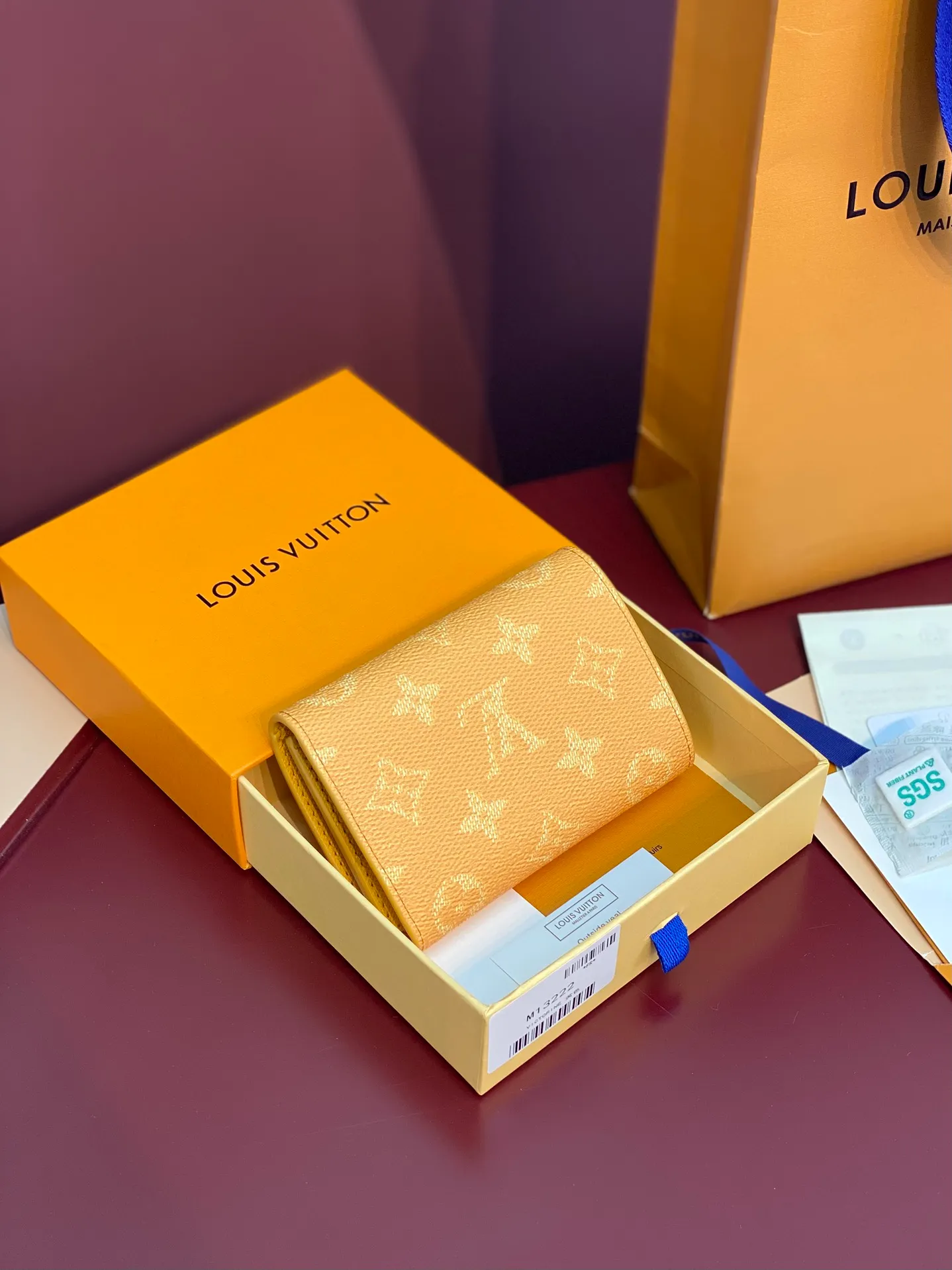 M13222 yellow! Victor Wallet, this elegant Victor wallet is made of Monogram Eclipse canvas and can hold change, business cards, banknotes and receipts, making it extremely practical. This wallet features a snap closure and opens to reveal a bill pocket, five compartments for credit cards or transit cards, and a zippered coin pocket. The Victor wallet is compact and fits easily into your pocket.  11.5 x 9 x 2.5 cm (length x height x width). 💰520