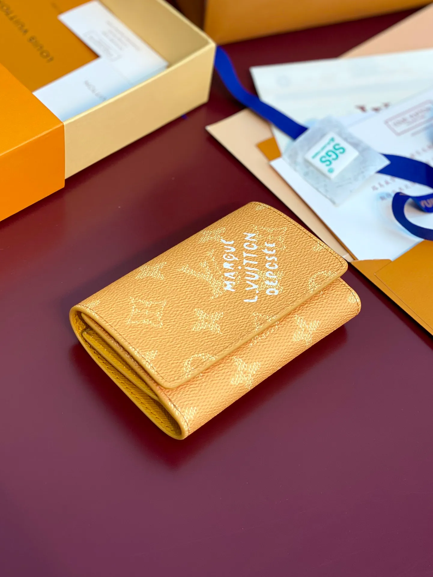 M13222 yellow! Victor Wallet, this elegant Victor wallet is made of Monogram Eclipse canvas and can hold change, business cards, banknotes and receipts, making it extremely practical. This wallet features a snap closure and opens to reveal a bill pocket, five compartments for credit cards or transit cards, and a zippered coin pocket. The Victor wallet is compact and fits easily into your pocket.  11.5 x 9 x 2.5 cm (length x height x width). 💰520