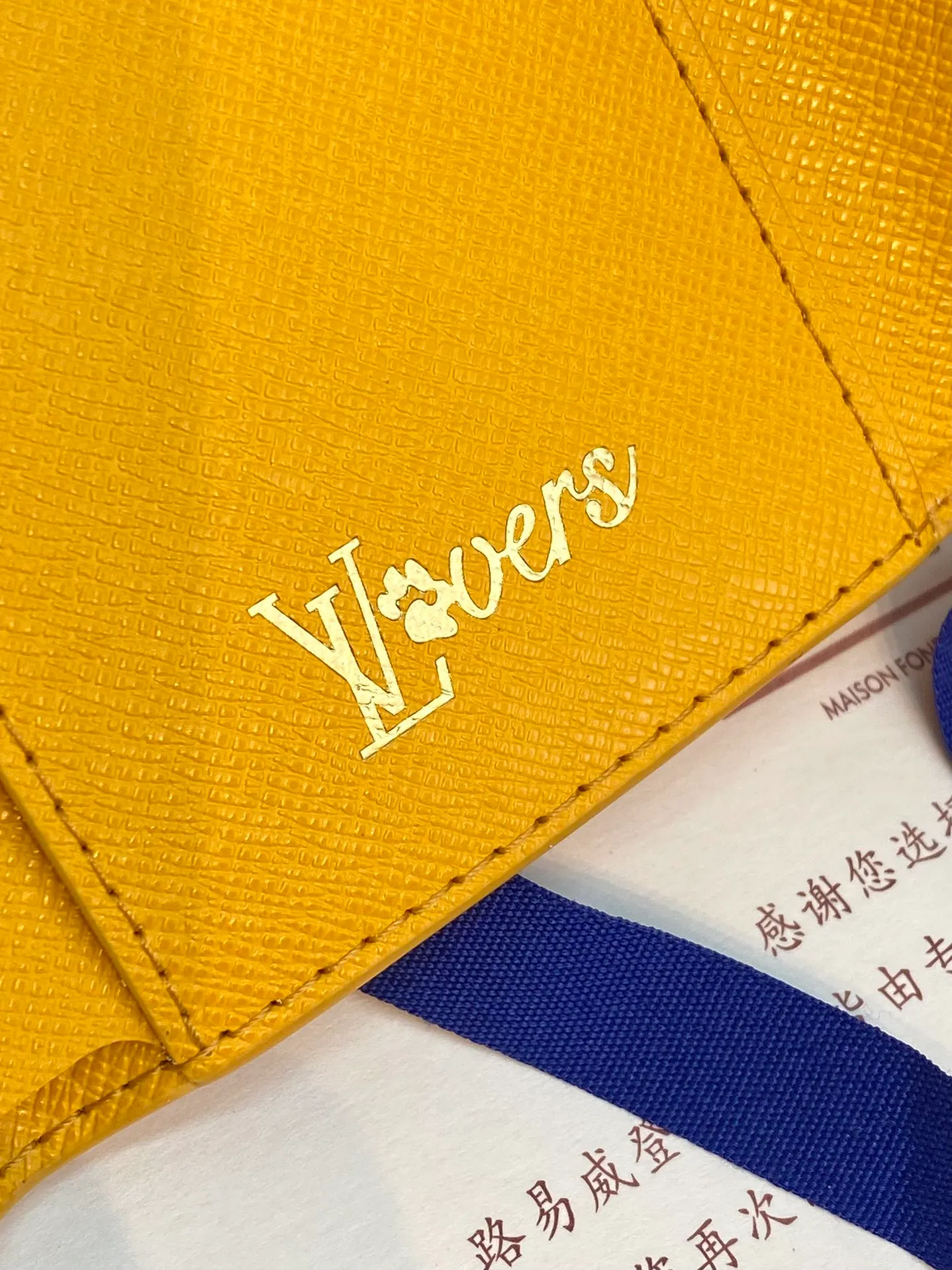 M13222 yellow! Victor Wallet, this elegant Victor wallet is made of Monogram Eclipse canvas and can hold change, business cards, banknotes and receipts, making it extremely practical. This wallet features a snap closure and opens to reveal a bill pocket, five compartments for credit cards or transit cards, and a zippered coin pocket. The Victor wallet is compact and fits easily into your pocket.  11.5 x 9 x 2.5 cm (length x height x width). 💰520
