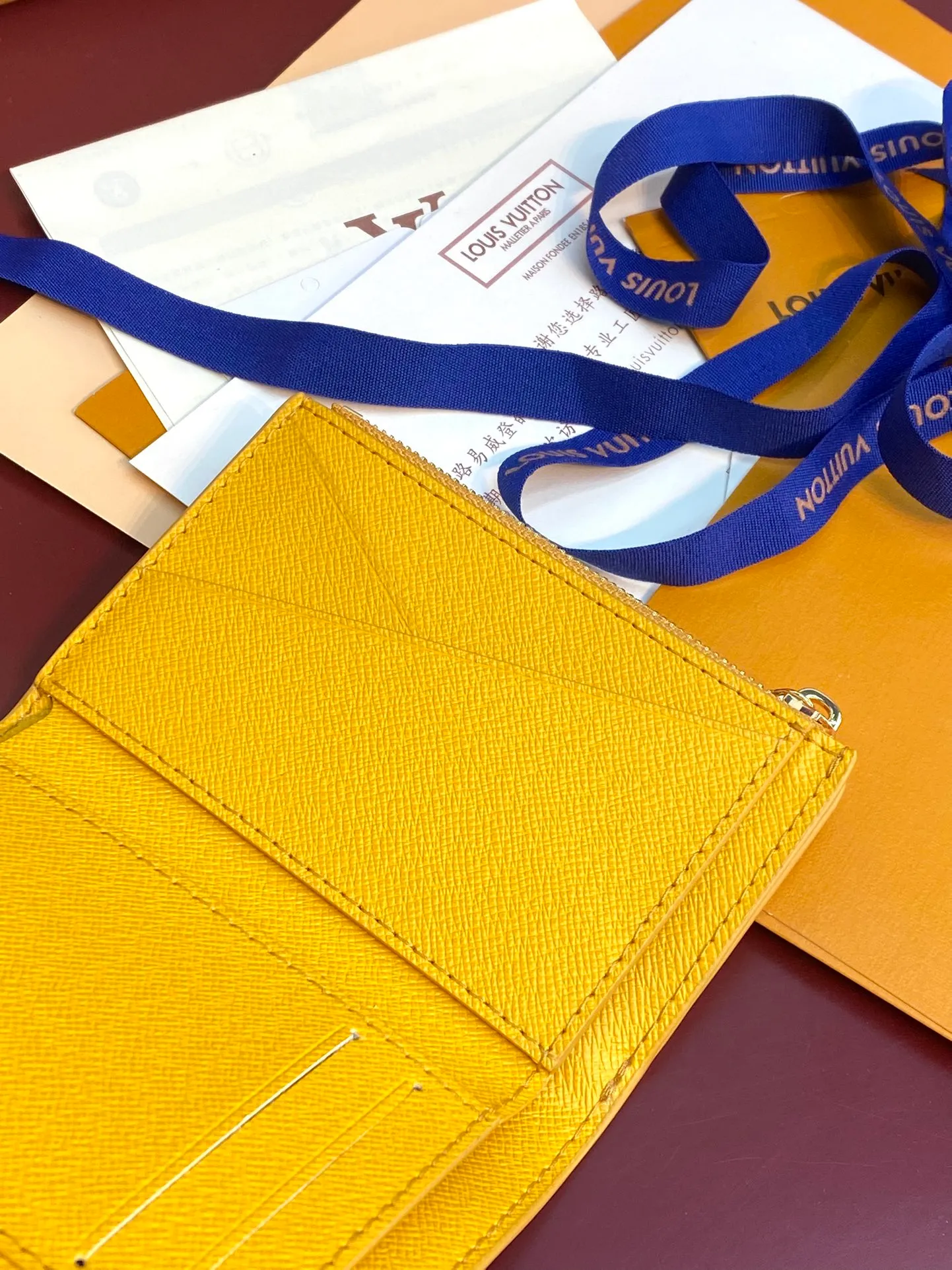M13222 yellow! Victor Wallet, this elegant Victor wallet is made of Monogram Eclipse canvas and can hold change, business cards, banknotes and receipts, making it extremely practical. This wallet features a snap closure and opens to reveal a bill pocket, five compartments for credit cards or transit cards, and a zippered coin pocket. The Victor wallet is compact and fits easily into your pocket.  11.5 x 9 x 2.5 cm (length x height x width). 💰520