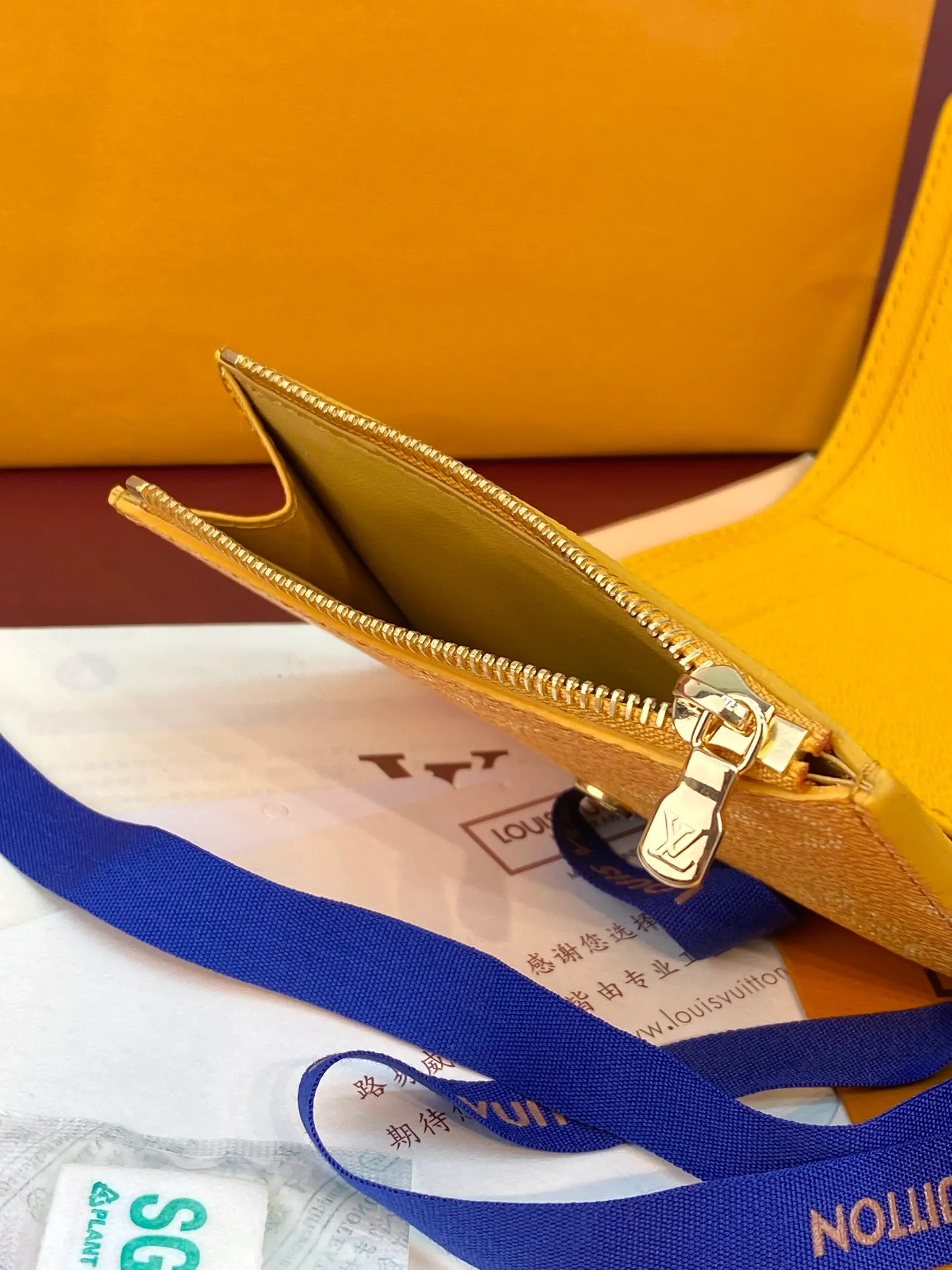 M13222 yellow! Victor Wallet, this elegant Victor wallet is made of Monogram Eclipse canvas and can hold change, business cards, banknotes and receipts, making it extremely practical. This wallet features a snap closure and opens to reveal a bill pocket, five compartments for credit cards or transit cards, and a zippered coin pocket. The Victor wallet is compact and fits easily into your pocket.  11.5 x 9 x 2.5 cm (length x height x width). 💰520