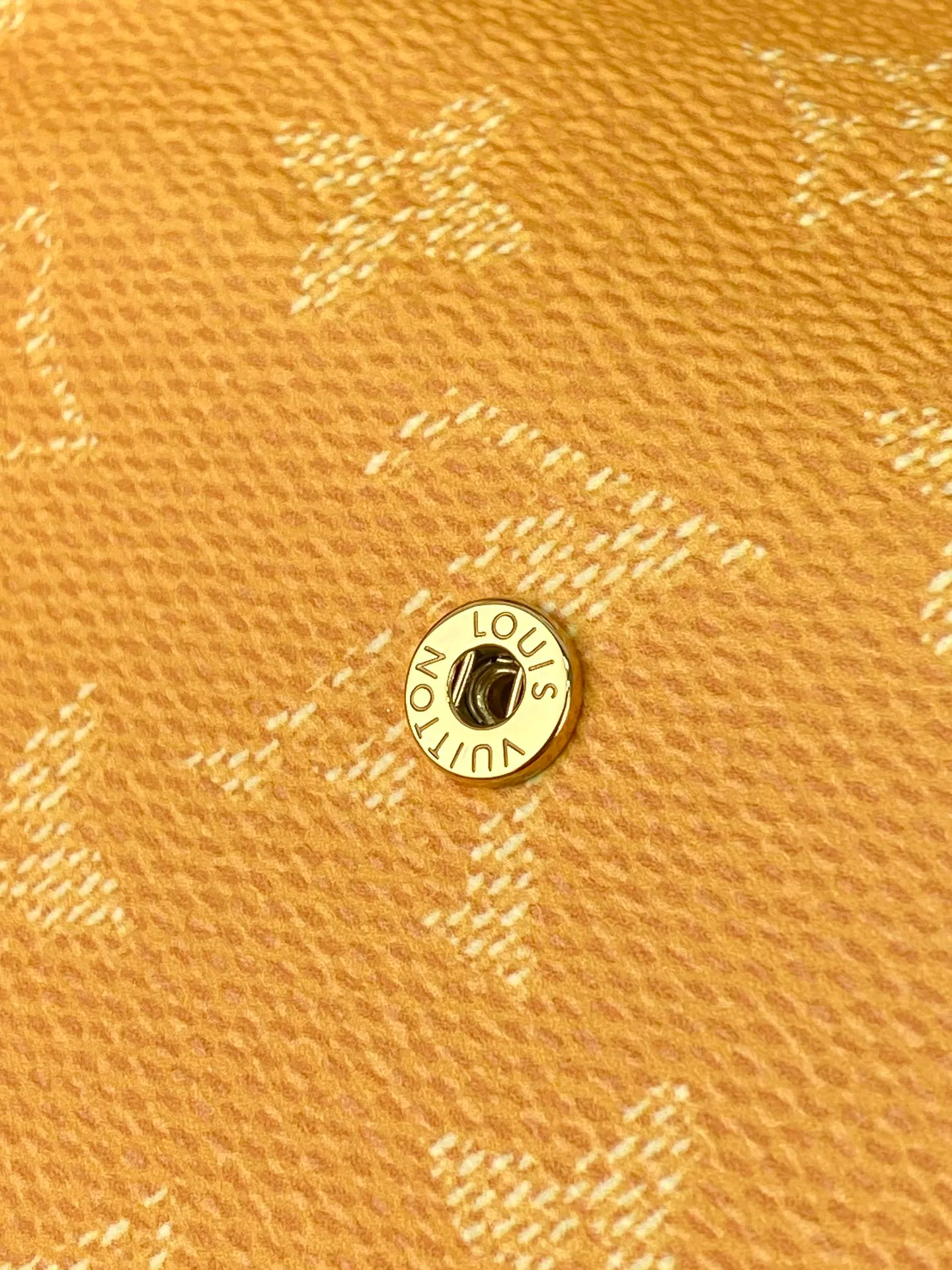 M13222 yellow! Victor Wallet, this elegant Victor wallet is made of Monogram Eclipse canvas and can hold change, business cards, banknotes and receipts, making it extremely practical. This wallet features a snap closure and opens to reveal a bill pocket, five compartments for credit cards or transit cards, and a zippered coin pocket. The Victor wallet is compact and fits easily into your pocket.  11.5 x 9 x 2.5 cm (length x height x width). 💰520