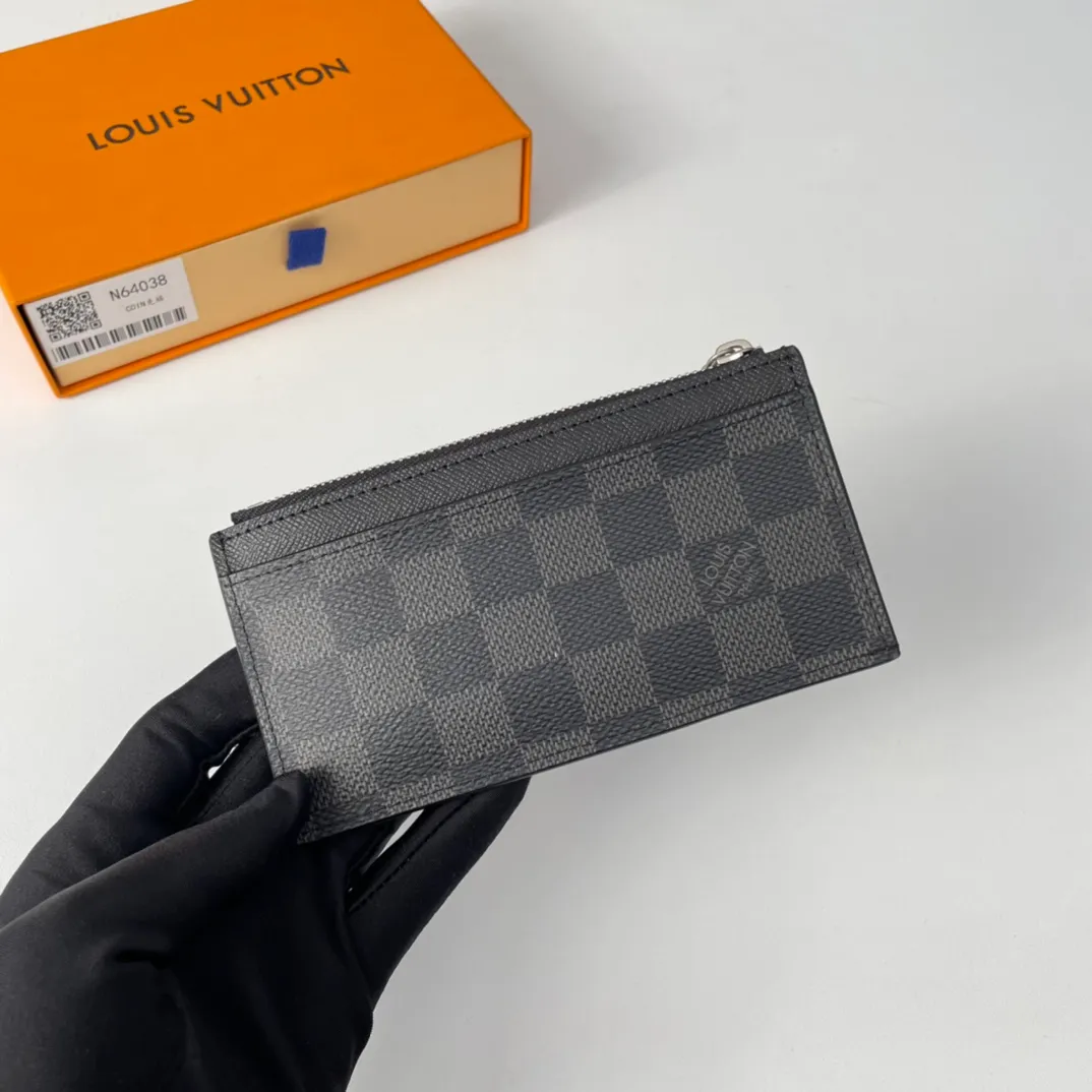P300🇫🇷Exclusive real shot of overseas original order N64038 Heige. This Coin card holder made of Damier Graphite canvas is a safe way to store coins and change. It has a slim appearance and interior features a credit card slot, zippered coin pocket and bill compartment. Black leather lining with black and gray canvas outer layer, fashionable and elegant. Size: 14×8cm