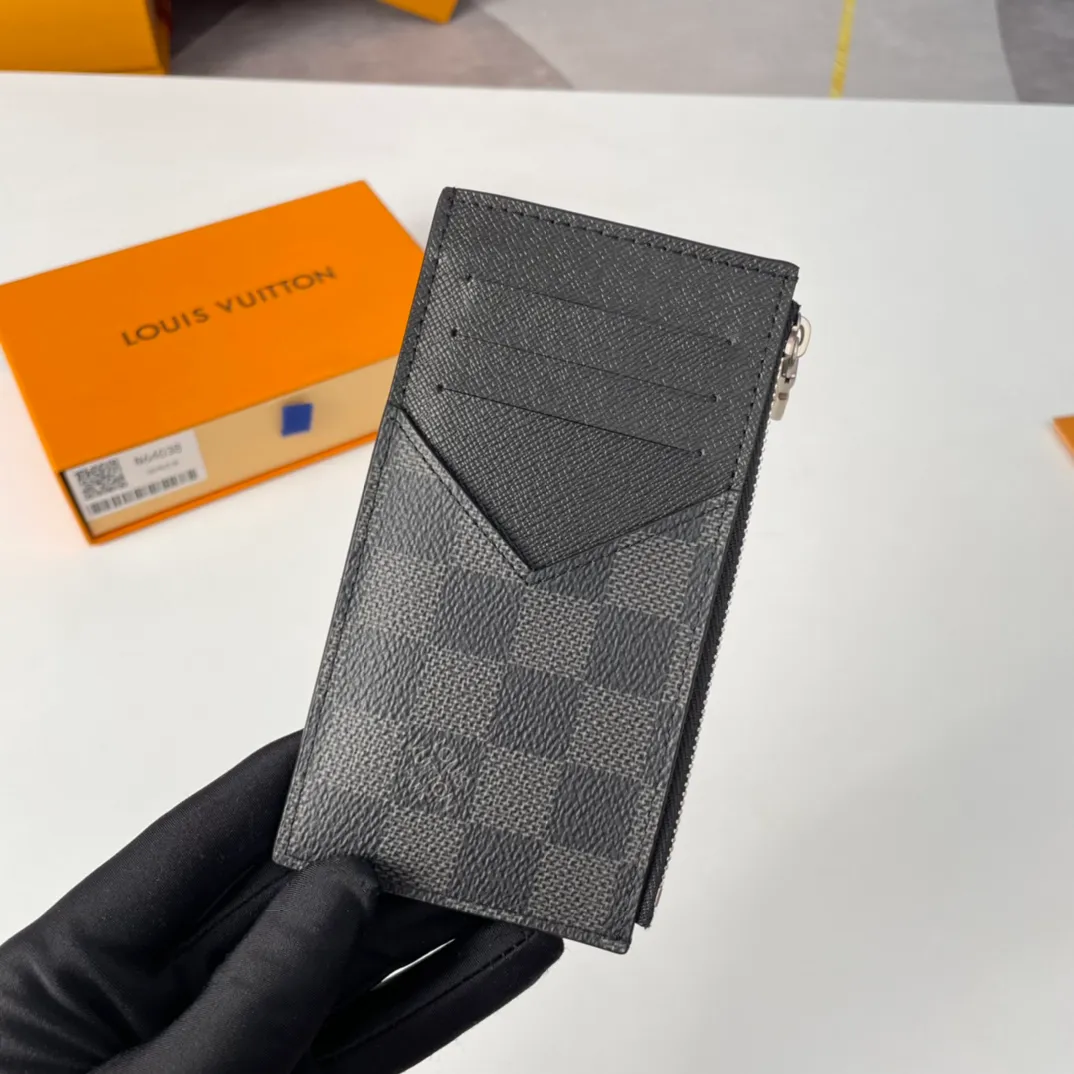 P300🇫🇷Exclusive real shot of overseas original order N64038 Heige. This Coin card holder made of Damier Graphite canvas is a safe way to store coins and change. It has a slim appearance and interior features a credit card slot, zippered coin pocket and bill compartment. Black leather lining with black and gray canvas outer layer, fashionable and elegant. Size: 14×8cm