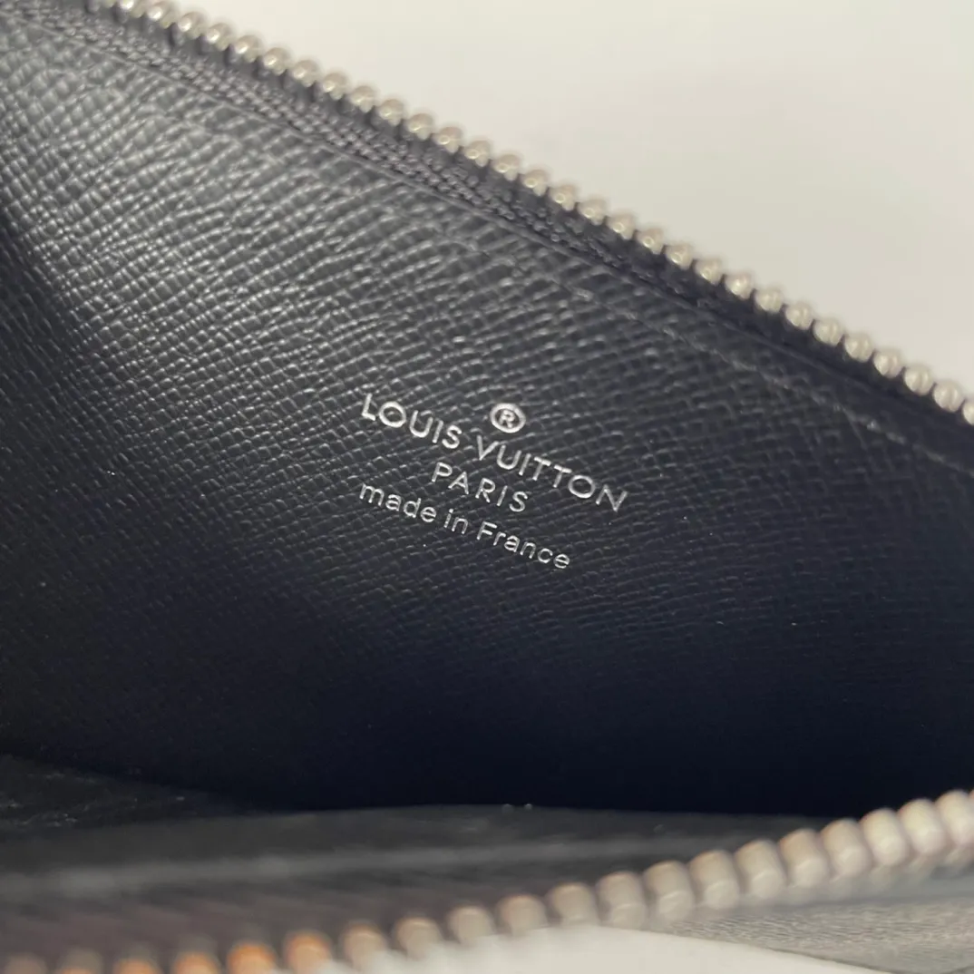 P300🇫🇷Exclusive real shot of overseas original order N64038 Heige. This Coin card holder made of Damier Graphite canvas is a safe way to store coins and change. It has a slim appearance and interior features a credit card slot, zippered coin pocket and bill compartment. Black leather lining with black and gray canvas outer layer, fashionable and elegant. Size: 14×8cm