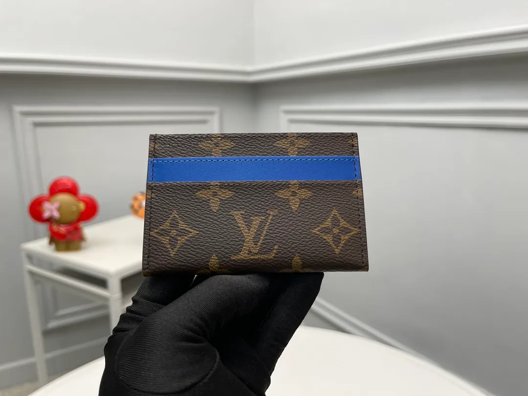 [Top original order] M12843 blue👏👏A card holder with a correct expression completed with Monogram Maccasse (one of Mason’s classic canvases). The casual color embellishment is the charm. The dyed denim leather strap on the upper part and the lining of the same color add an unexpected twist. Dimensions: 11 x 7 x 1.5 cm. 🎁🎁120.