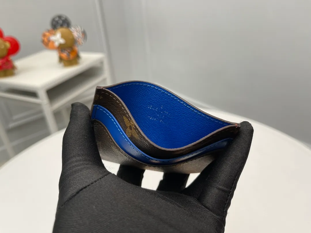 [Top original order] M12843 blue👏👏A card holder with a correct expression completed with Monogram Maccasse (one of Mason’s classic canvases). The casual color embellishment is the charm. The dyed denim leather strap on the upper part and the lining of the same color add an unexpected twist. Dimensions: 11 x 7 x 1.5 cm. 🎁🎁120.