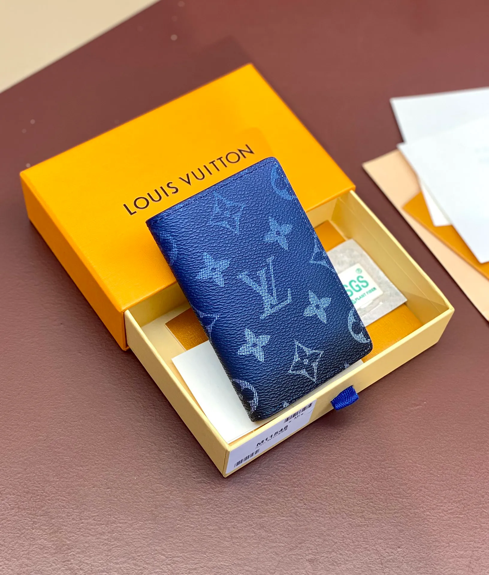 M11548 gradient blue! Card Holder Wallet Series Pocket Wallet This Louis Vuitton pocket wallet is small in size and powerful in function. It can store credit cards, banknotes and receipts, and can be easily put into a handbag or clothing pocket. Dimensions: 7.5 x 11x 1 cm (length x height x width). 💰320