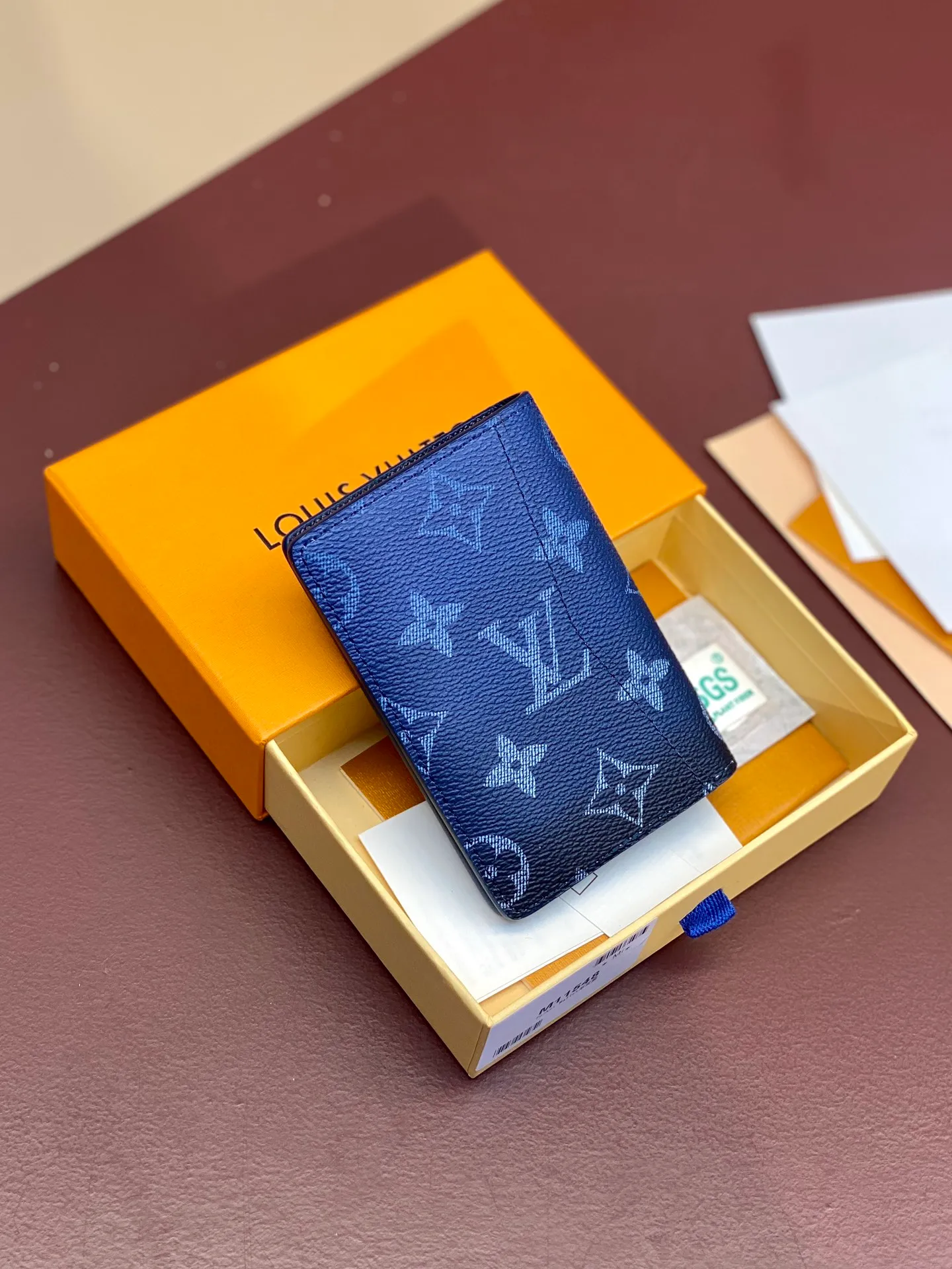 M11548 gradient blue! Card Holder Wallet Series Pocket Wallet This Louis Vuitton pocket wallet is small in size and powerful in function. It can store credit cards, banknotes and receipts, and can be easily put into a handbag or clothing pocket. Dimensions: 7.5 x 11x 1 cm (length x height x width). 💰320