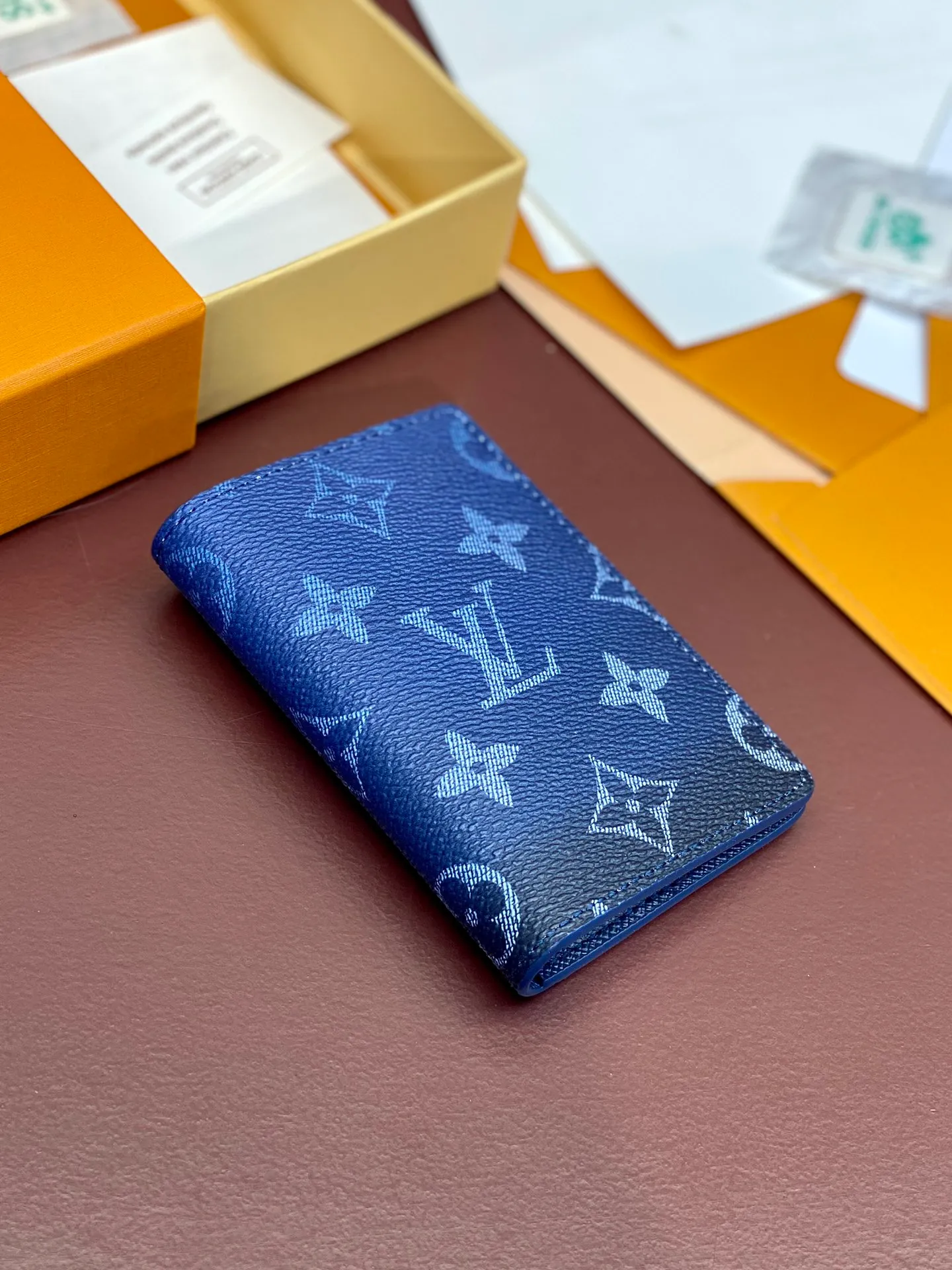 M11548 gradient blue! Card Holder Wallet Series Pocket Wallet This Louis Vuitton pocket wallet is small in size and powerful in function. It can store credit cards, banknotes and receipts, and can be easily put into a handbag or clothing pocket. Dimensions: 7.5 x 11x 1 cm (length x height x width). 💰320