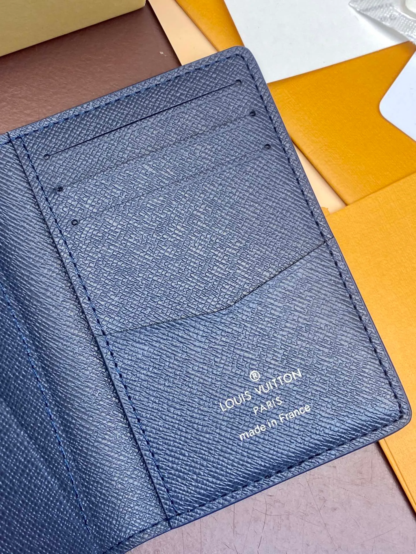 M11548 gradient blue! Card Holder Wallet Series Pocket Wallet This Louis Vuitton pocket wallet is small in size and powerful in function. It can store credit cards, banknotes and receipts, and can be easily put into a handbag or clothing pocket. Dimensions: 7.5 x 11x 1 cm (length x height x width). 💰320
