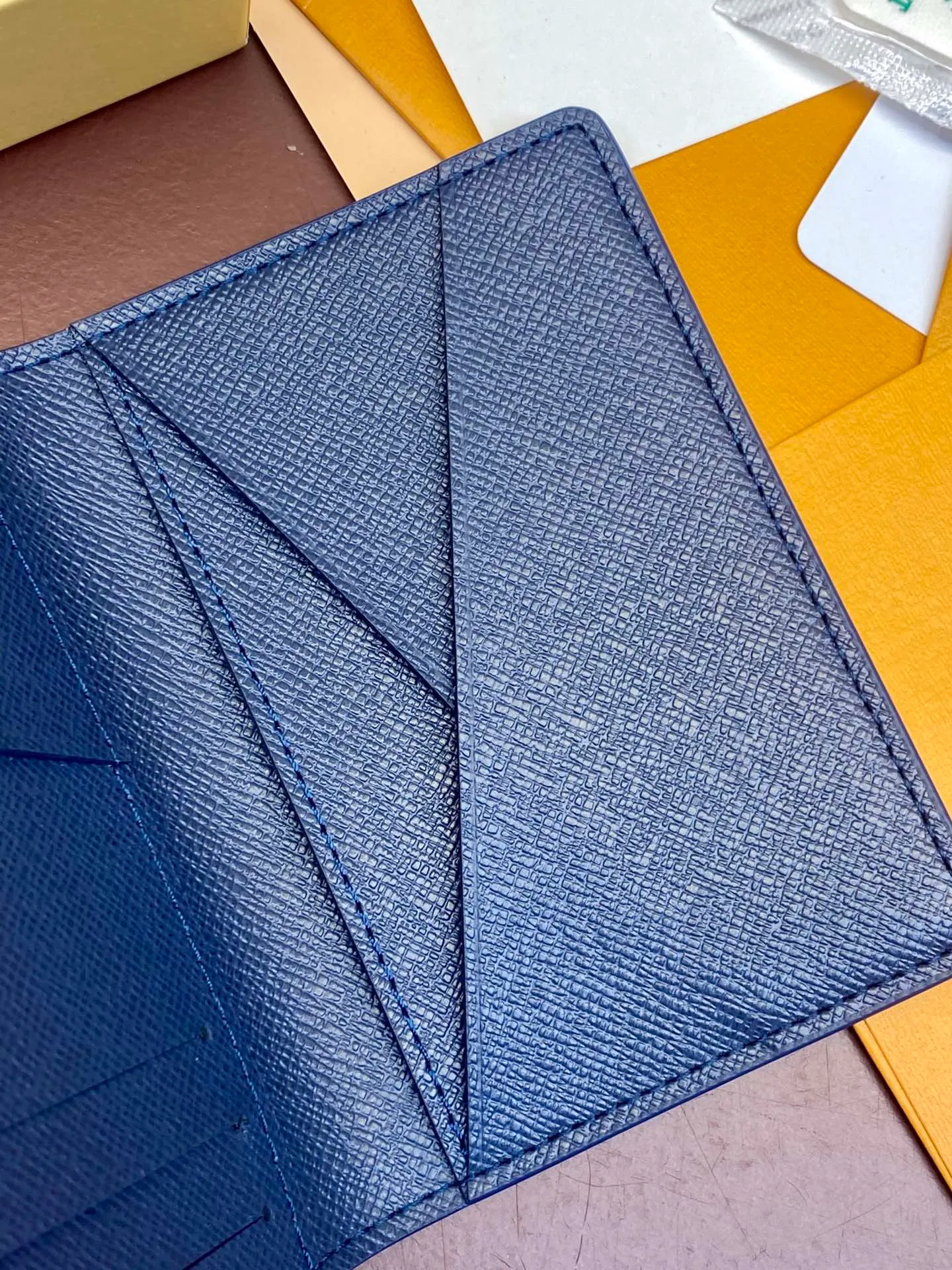 M11548 gradient blue! Card Holder Wallet Series Pocket Wallet This Louis Vuitton pocket wallet is small in size and powerful in function. It can store credit cards, banknotes and receipts, and can be easily put into a handbag or clothing pocket. Dimensions: 7.5 x 11x 1 cm (length x height x width). 💰320