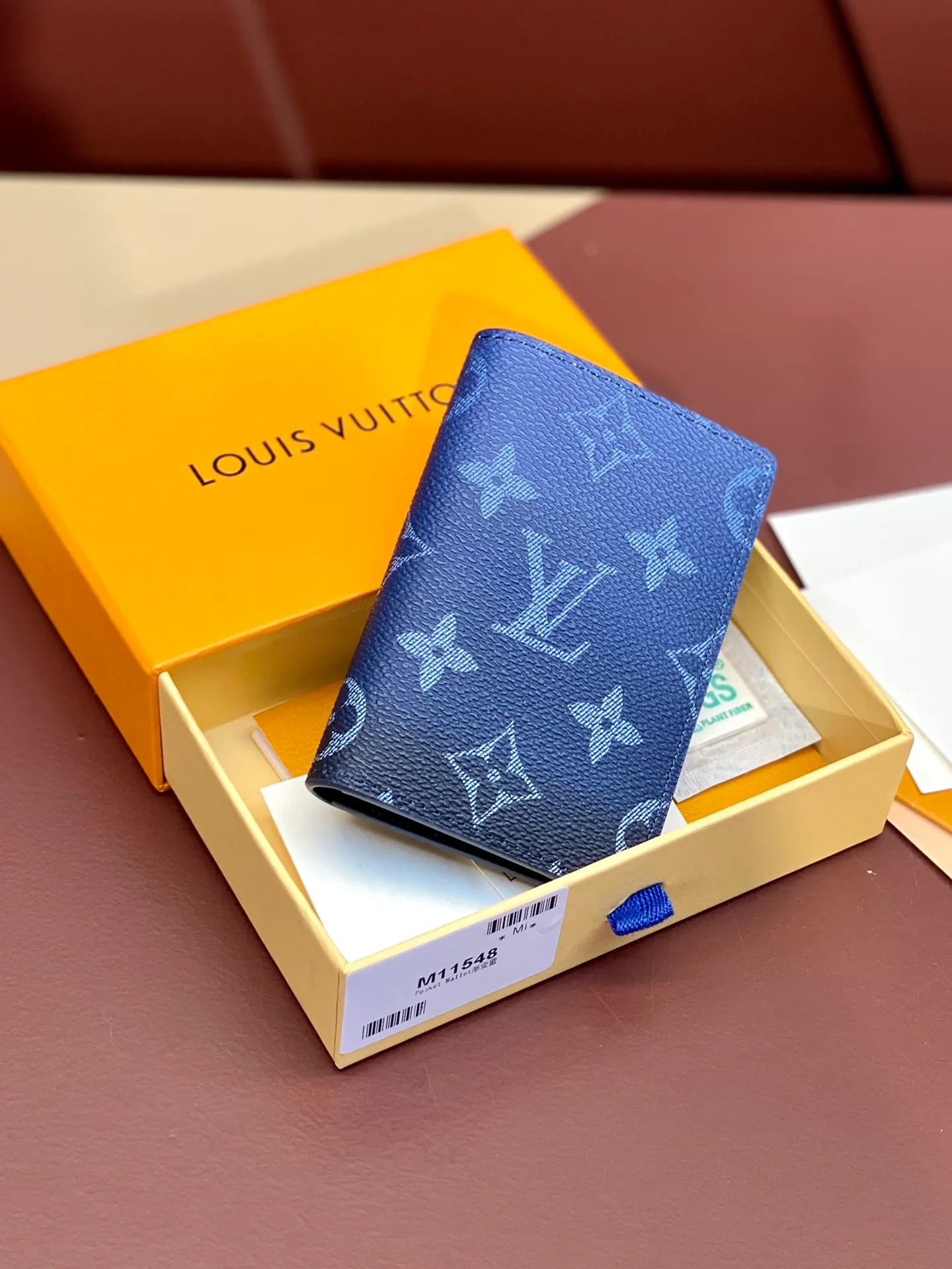 M11548 gradient blue! Card Holder Wallet Series Pocket Wallet This Louis Vuitton pocket wallet is small in size and powerful in function. It can store credit cards, banknotes and receipts, and can be easily put into a handbag or clothing pocket. Dimensions: 7.5 x 11x 1 cm (length x height x width). 💰320