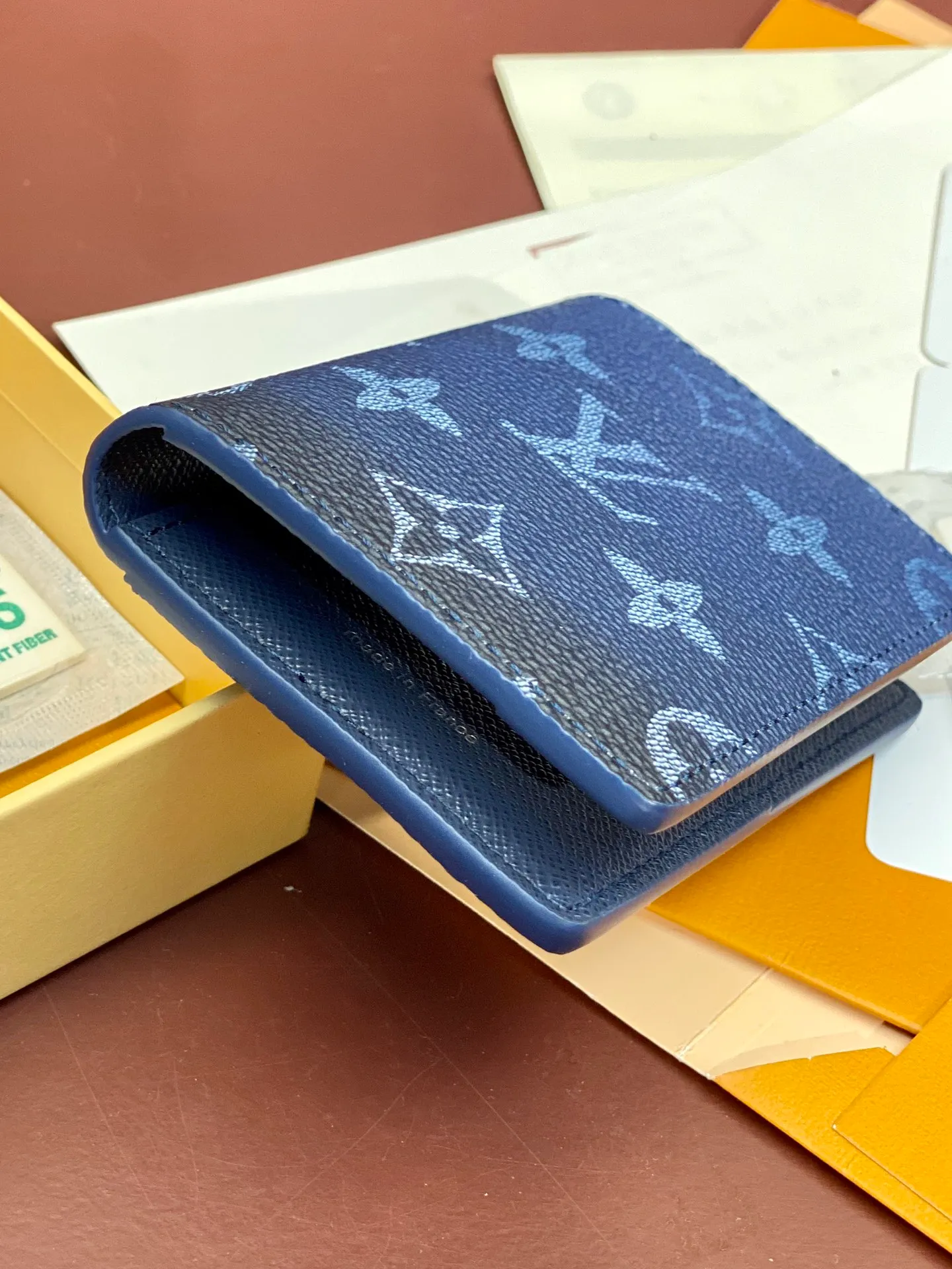 M11548 gradient blue! Card Holder Wallet Series Pocket Wallet This Louis Vuitton pocket wallet is small in size and powerful in function. It can store credit cards, banknotes and receipts, and can be easily put into a handbag or clothing pocket. Dimensions: 7.5 x 11x 1 cm (length x height x width). 💰320