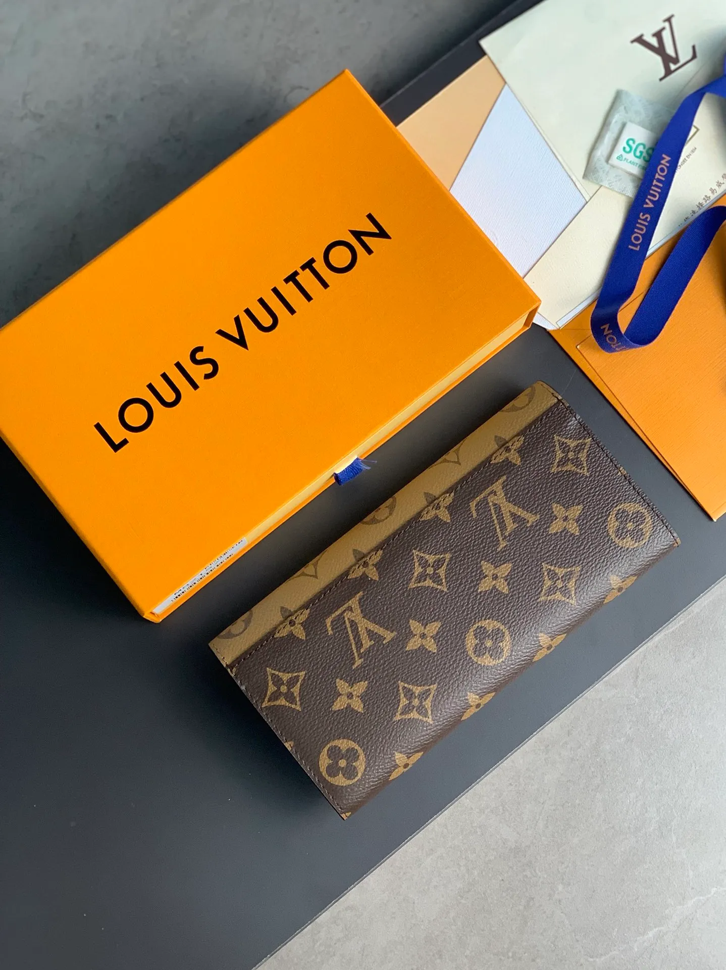 M82157! yellow flower! EMILIE Wallet releases the modern style of Monogram canvas and Monogram Reverse canvas. The simple silhouette and rounded flap enhance the recognition of the series. The back patch pocket adds functional details. Size: 19 x 10 x 2cm. 💰360