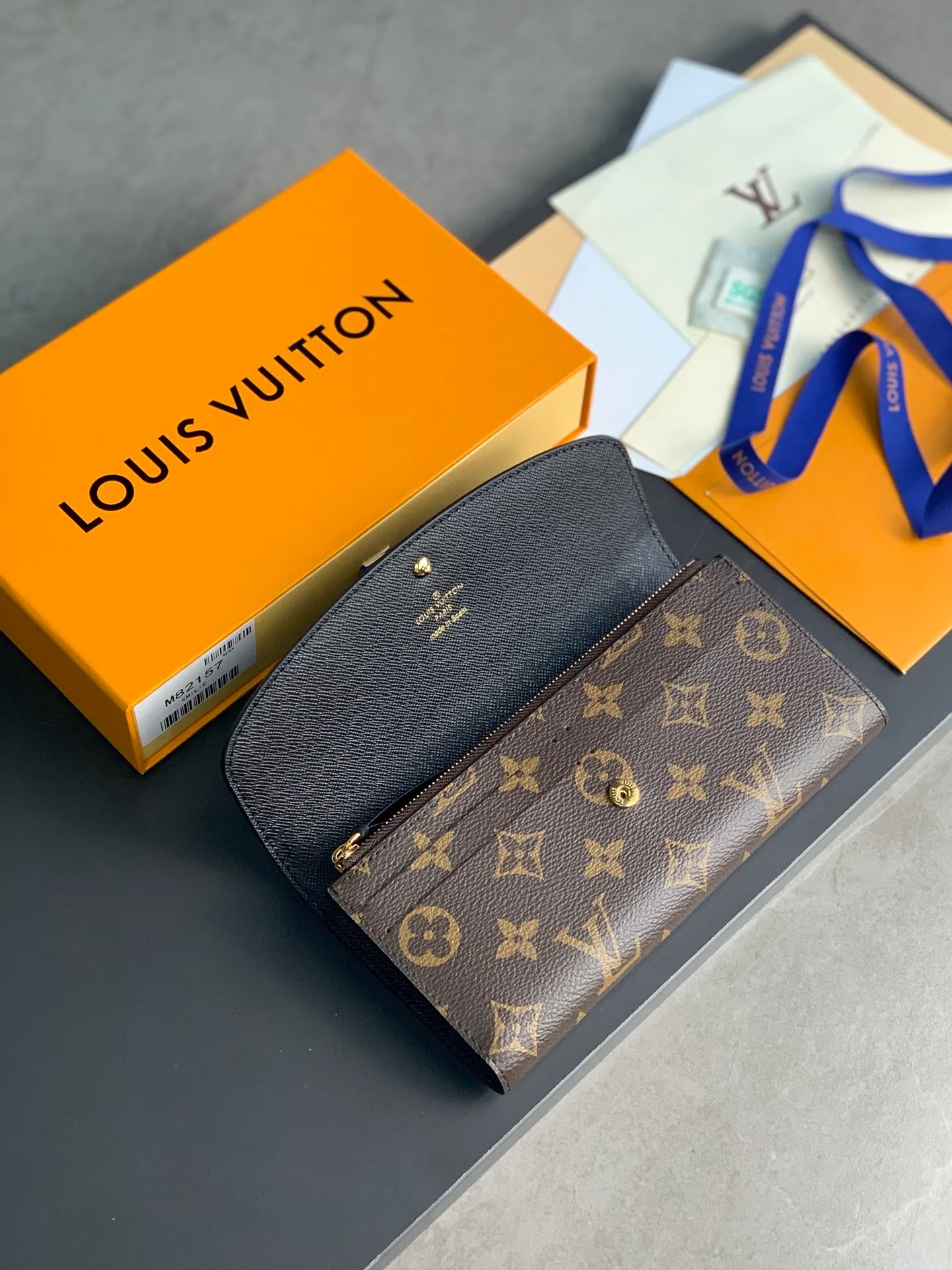 M82157! yellow flower! EMILIE Wallet releases the modern style of Monogram canvas and Monogram Reverse canvas. The simple silhouette and rounded flap enhance the recognition of the series. The back patch pocket adds functional details. Size: 19 x 10 x 2cm. 💰360