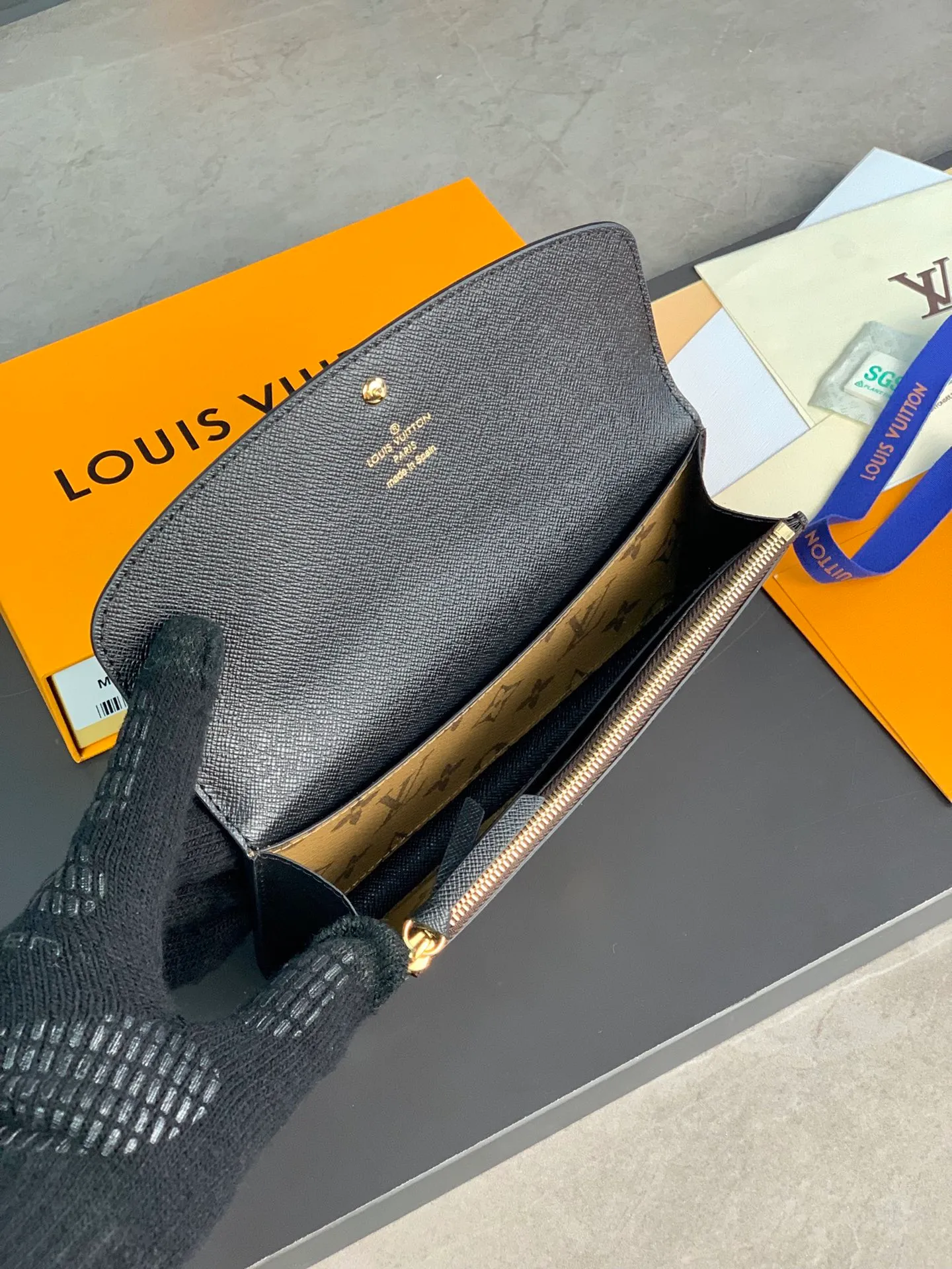 M82157! yellow flower! EMILIE Wallet releases the modern style of Monogram canvas and Monogram Reverse canvas. The simple silhouette and rounded flap enhance the recognition of the series. The back patch pocket adds functional details. Size: 19 x 10 x 2cm. 💰360