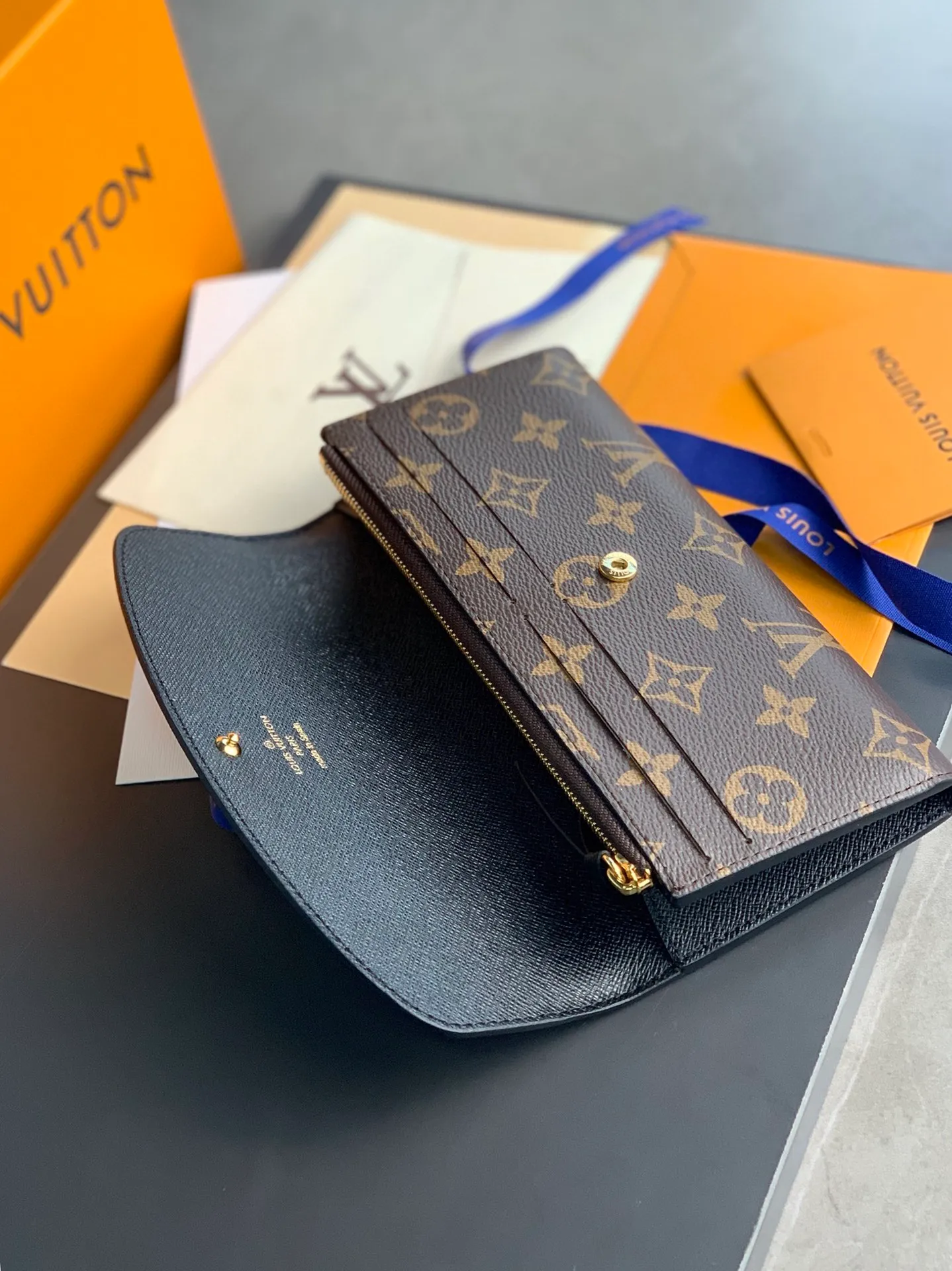 M82157! yellow flower! EMILIE Wallet releases the modern style of Monogram canvas and Monogram Reverse canvas. The simple silhouette and rounded flap enhance the recognition of the series. The back patch pocket adds functional details. Size: 19 x 10 x 2cm. 💰360