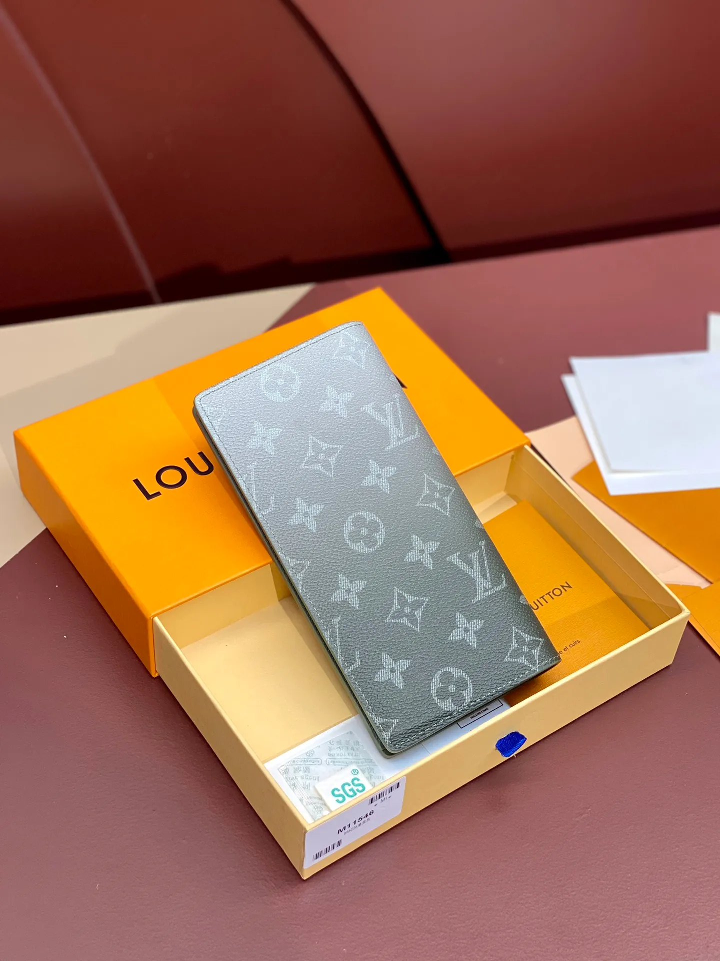 M11546 gradient gray! BRAZZA WALLET This Brazza wallet in Monogram canvas exudes unstoppable masculinity. It's spacious and functional and can easily be stowed away in a coat pocket. Dimensions: 10 x 19 x 2 cm. 💰420