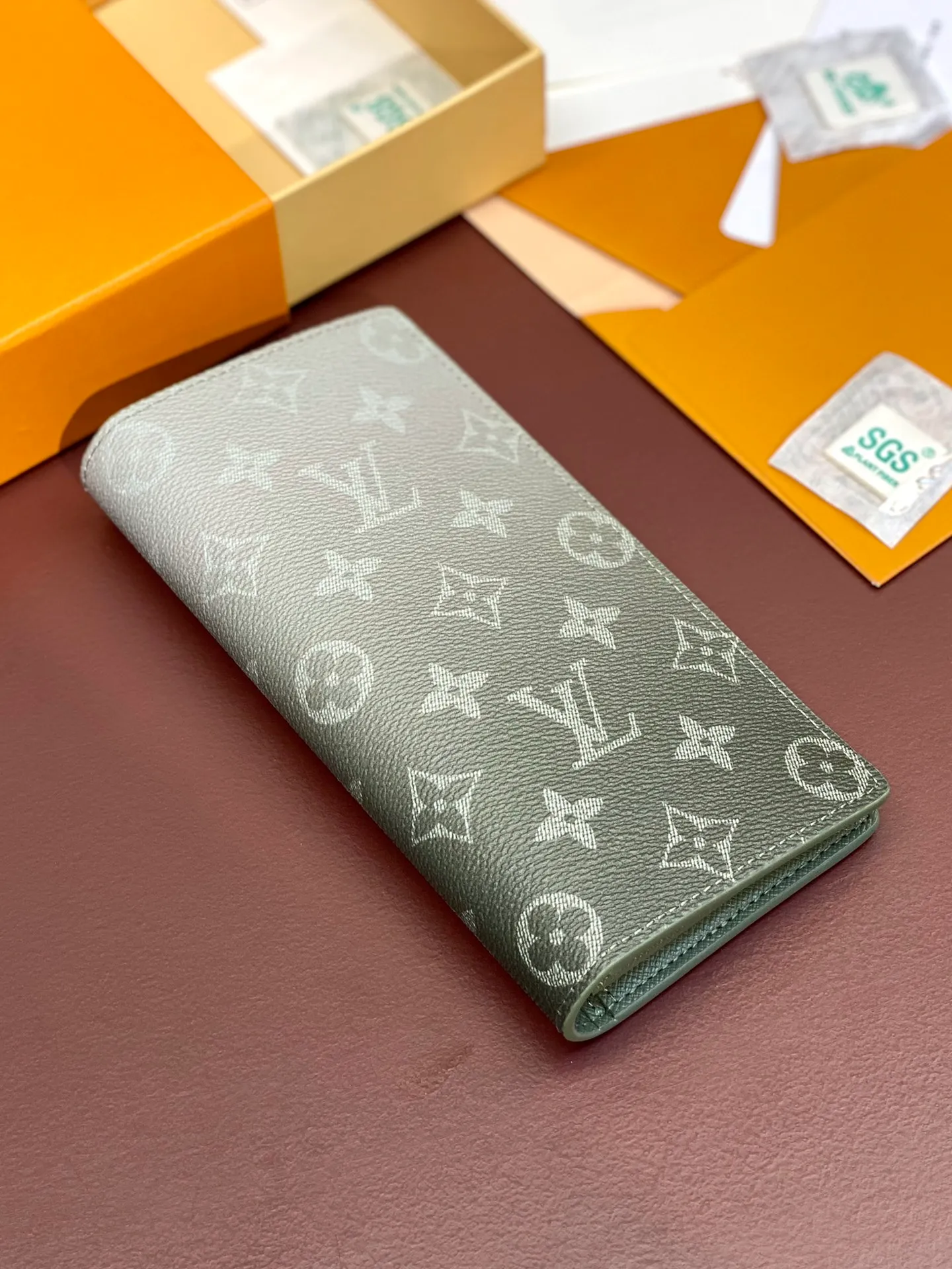 M11546 gradient gray! BRAZZA WALLET This Brazza wallet in Monogram canvas exudes unstoppable masculinity. It's spacious and functional and can easily be stowed away in a coat pocket. Dimensions: 10 x 19 x 2 cm. 💰420