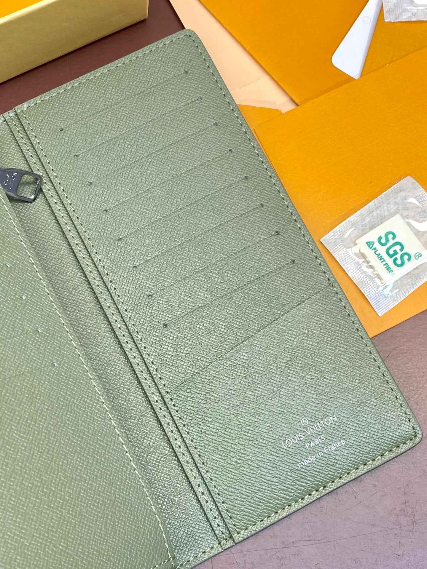 M11546 gradient gray! BRAZZA WALLET This Brazza wallet in Monogram canvas exudes unstoppable masculinity. It's spacious and functional and can easily be stowed away in a coat pocket. Dimensions: 10 x 19 x 2 cm. 💰420