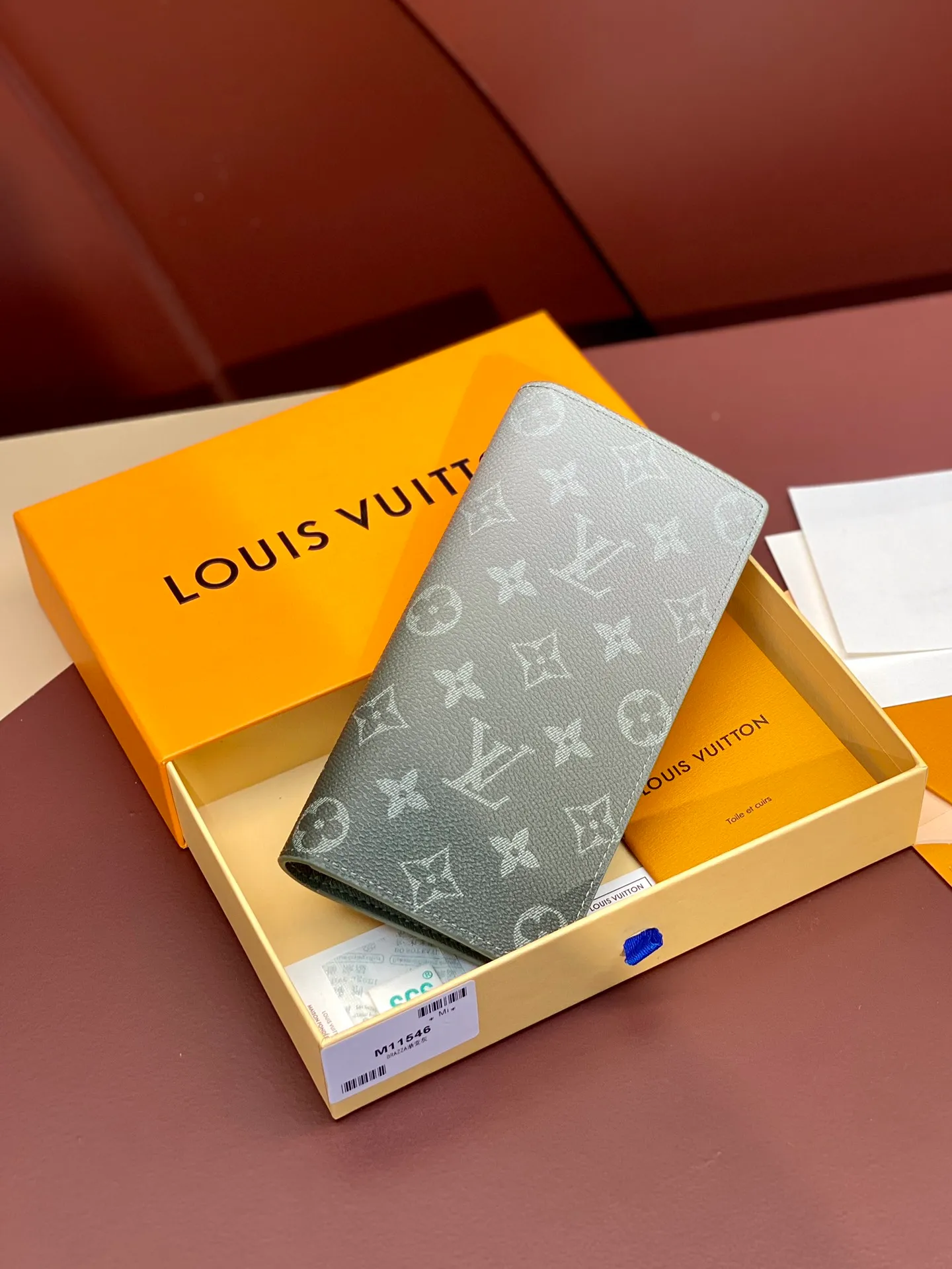 M11546 gradient gray! BRAZZA WALLET This Brazza wallet in Monogram canvas exudes unstoppable masculinity. It's spacious and functional and can easily be stowed away in a coat pocket. Dimensions: 10 x 19 x 2 cm. 💰420