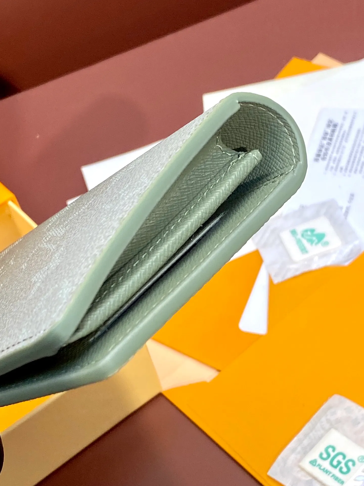 M11546 gradient gray! BRAZZA WALLET This Brazza wallet in Monogram canvas exudes unstoppable masculinity. It's spacious and functional and can easily be stowed away in a coat pocket. Dimensions: 10 x 19 x 2 cm. 💰420