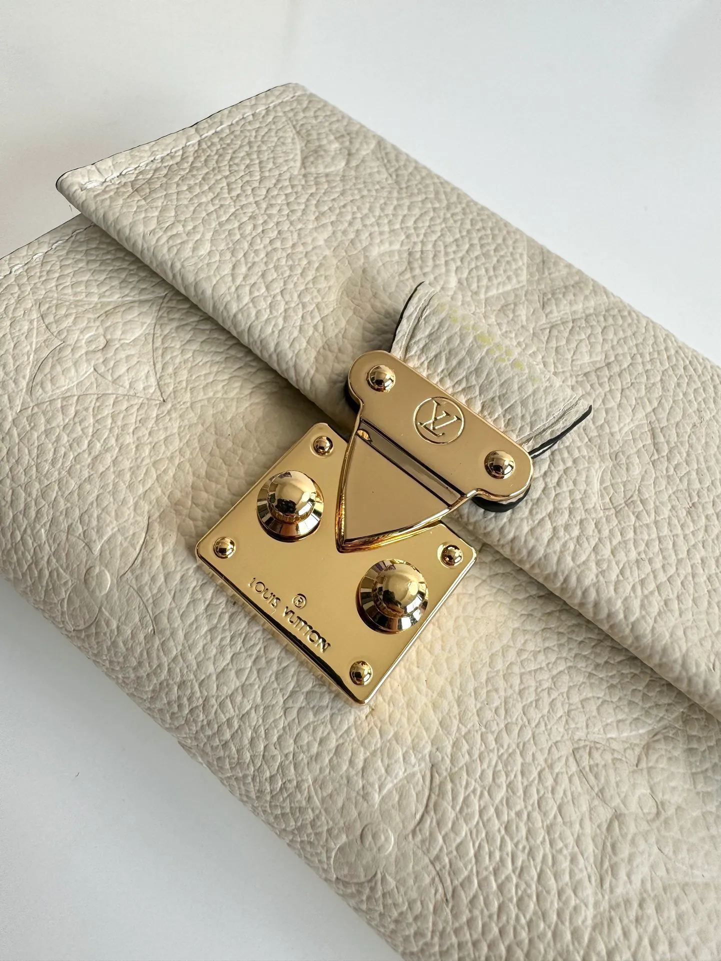 P620🇫🇷Overseas original single M82926 white exclusive real shot! Métis Short Wallet Inspired by the Métis leather goods collection, the Métis Short Wallet is made of soft Monogram Empreinte leather embossed with the classic Monogram pattern. The pocket S-lock lock secures the flap, continuing the classic Louis Vuitton hard case elements. The elegant construction offers ample interior space, including a zipped accordion coin pocket, patch pockets and card slots. Size: 11.5×8.5×4cm