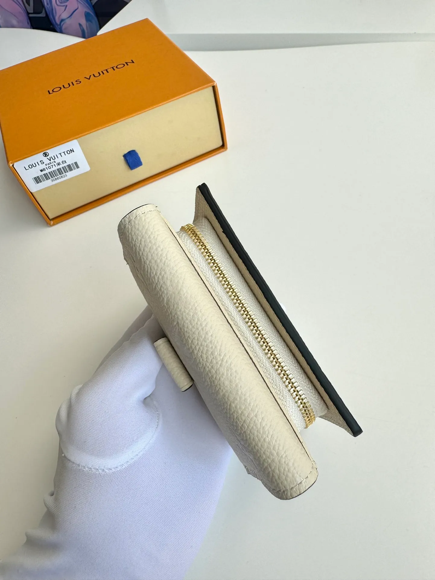 P620🇫🇷Overseas original single M82926 white exclusive real shot! Métis Short Wallet Inspired by the Métis leather goods collection, the Métis Short Wallet is made of soft Monogram Empreinte leather embossed with the classic Monogram pattern. The pocket S-lock lock secures the flap, continuing the classic Louis Vuitton hard case elements. The elegant construction offers ample interior space, including a zipped accordion coin pocket, patch pockets and card slots. Size: 11.5×8.5×4cm