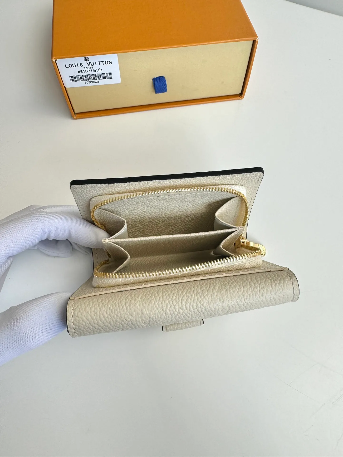 P620🇫🇷Overseas original single M82926 white exclusive real shot! Métis Short Wallet Inspired by the Métis leather goods collection, the Métis Short Wallet is made of soft Monogram Empreinte leather embossed with the classic Monogram pattern. The pocket S-lock lock secures the flap, continuing the classic Louis Vuitton hard case elements. The elegant construction offers ample interior space, including a zipped accordion coin pocket, patch pockets and card slots. Size: 11.5×8.5×4cm