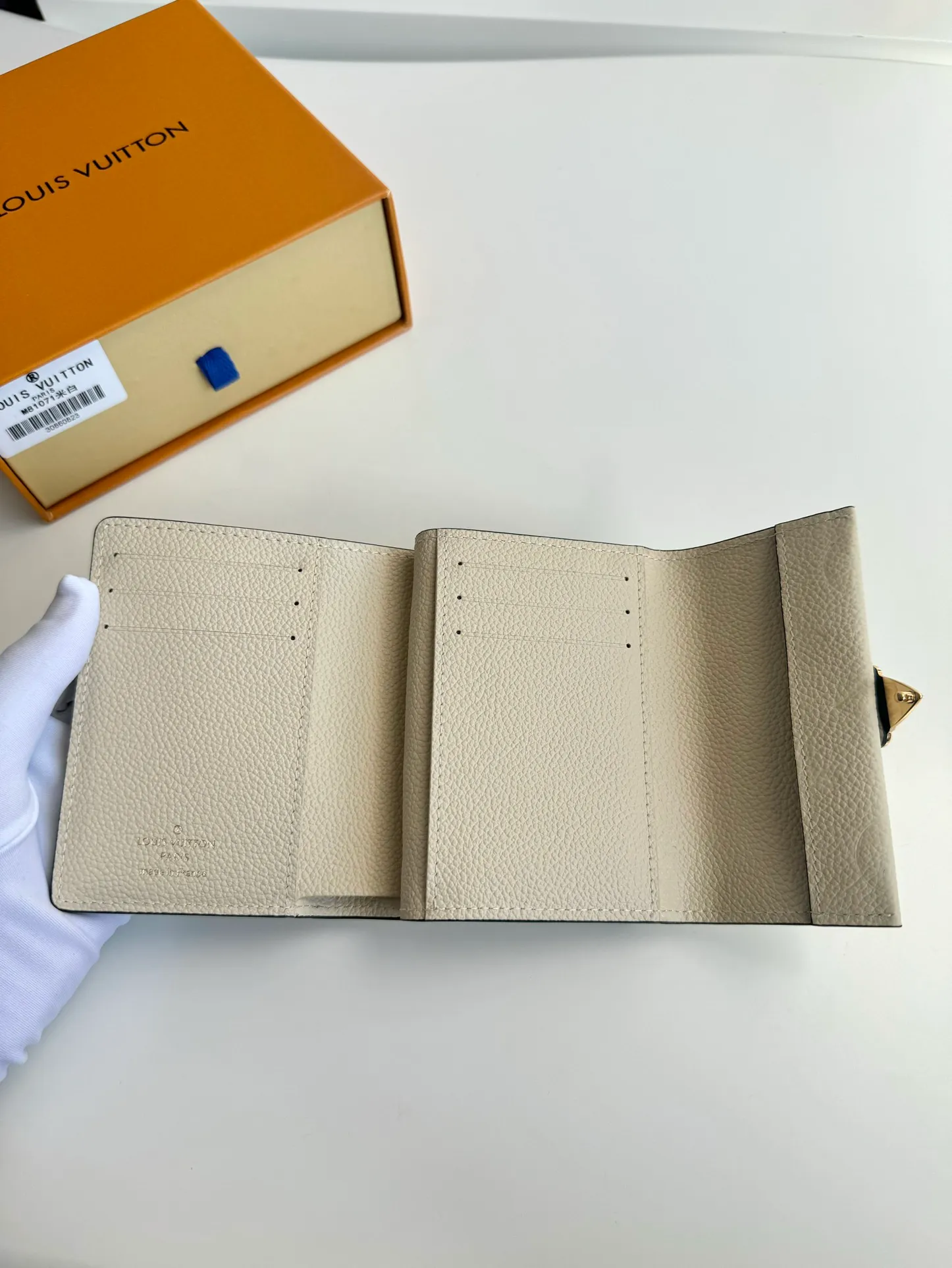 P620🇫🇷Overseas original single M82926 white exclusive real shot! Métis Short Wallet Inspired by the Métis leather goods collection, the Métis Short Wallet is made of soft Monogram Empreinte leather embossed with the classic Monogram pattern. The pocket S-lock lock secures the flap, continuing the classic Louis Vuitton hard case elements. The elegant construction offers ample interior space, including a zipped accordion coin pocket, patch pockets and card slots. Size: 11.5×8.5×4cm