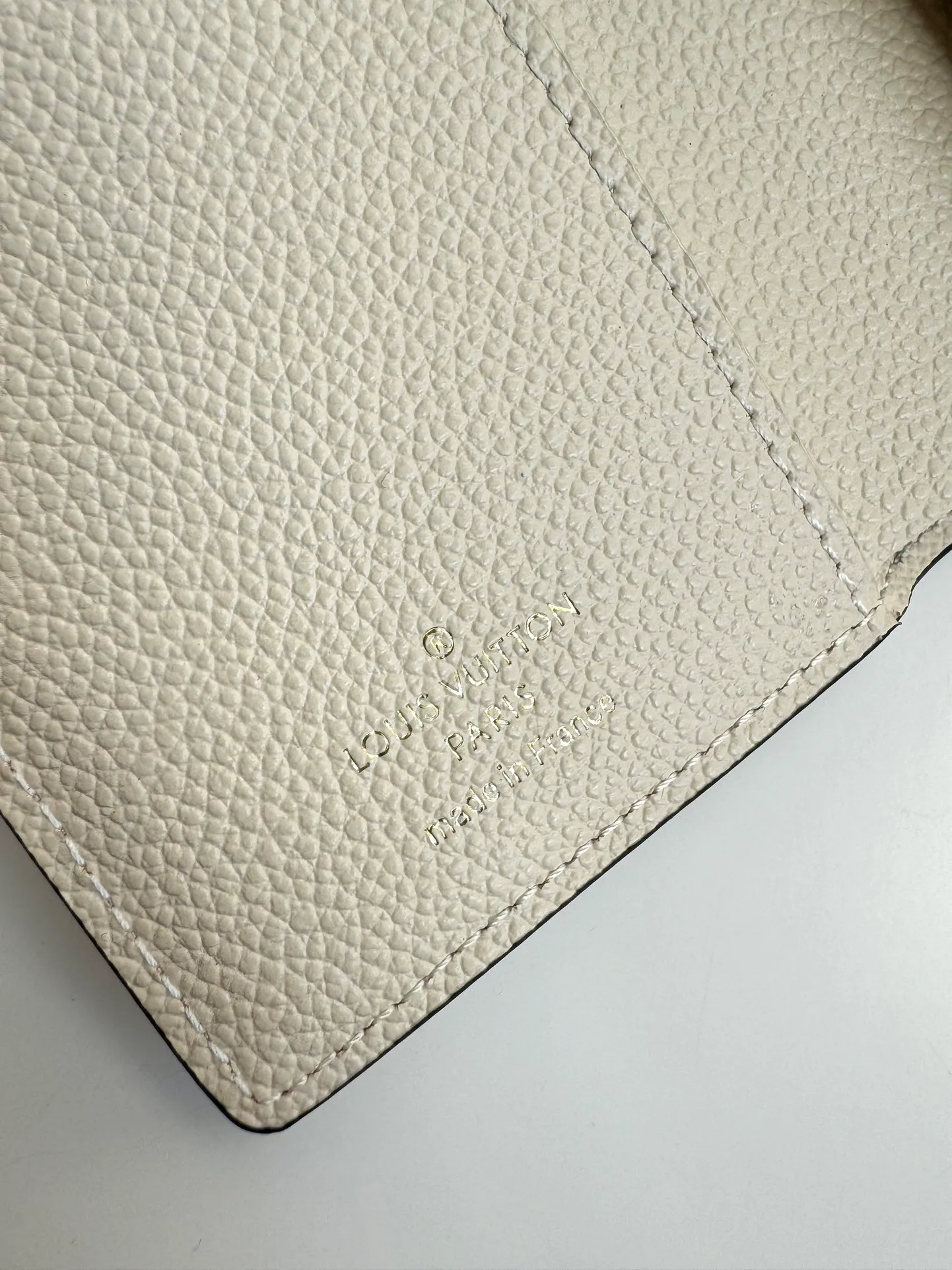 P620🇫🇷Overseas original single M82926 white exclusive real shot! Métis Short Wallet Inspired by the Métis leather goods collection, the Métis Short Wallet is made of soft Monogram Empreinte leather embossed with the classic Monogram pattern. The pocket S-lock lock secures the flap, continuing the classic Louis Vuitton hard case elements. The elegant construction offers ample interior space, including a zipped accordion coin pocket, patch pockets and card slots. Size: 11.5×8.5×4cm