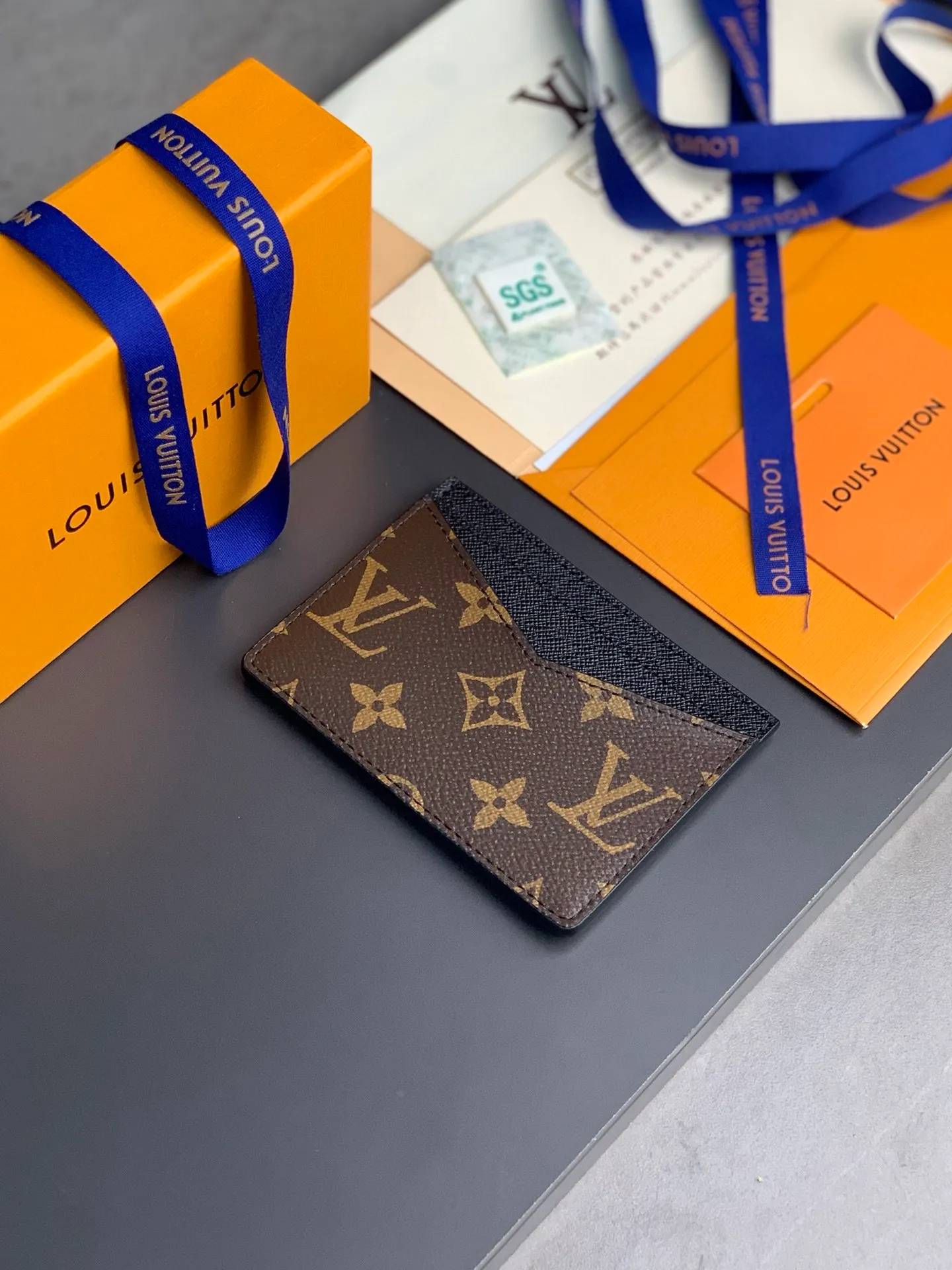 M60166 Presbyopia Neo card holder made of Monogram Macassar canvas is the first choice for carrying important cards. Leather trimmings enhance the classic Louis Vuitton pattern. Detailed features 11 x 7 x 0.6 cm 💰240