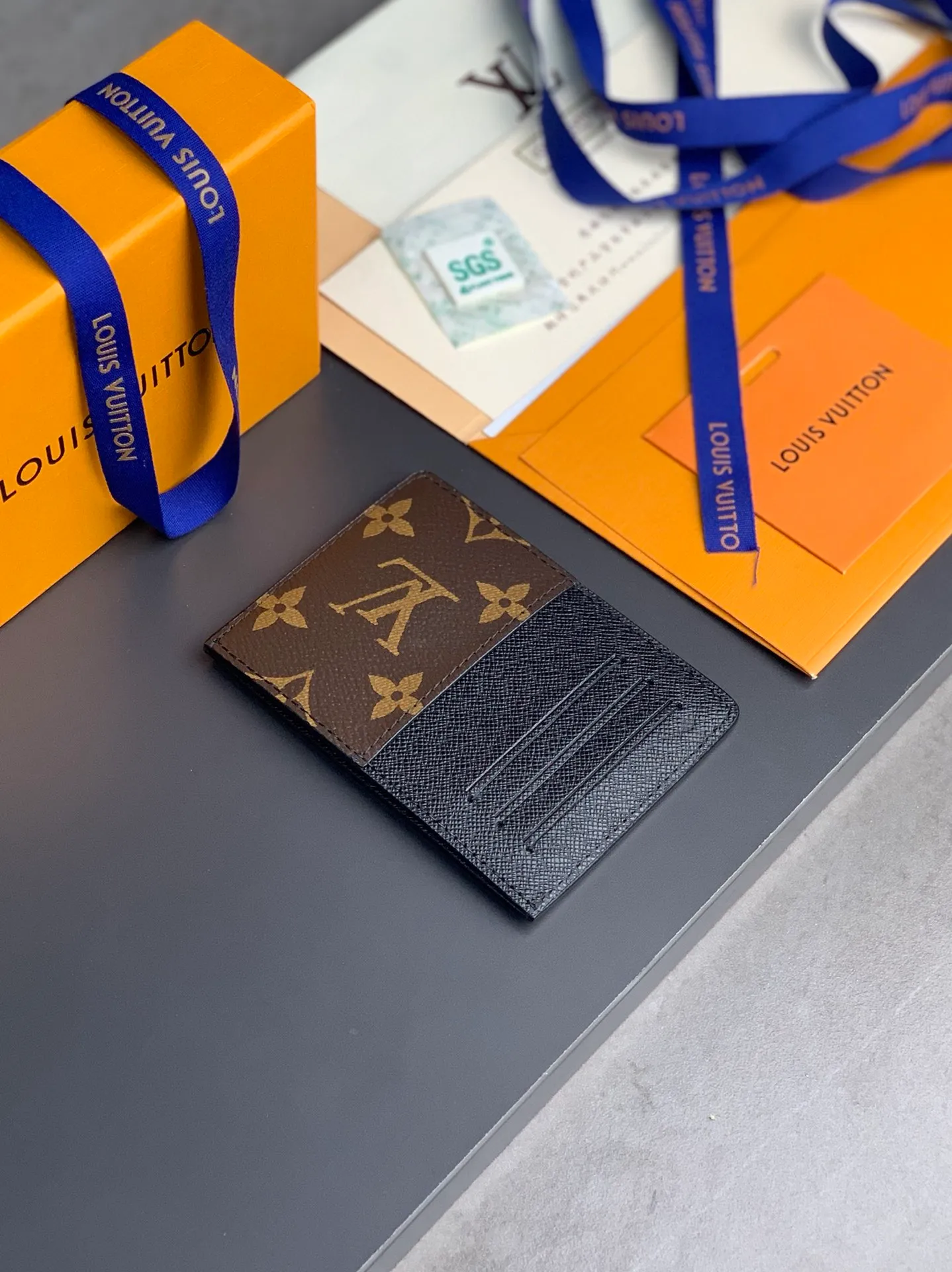 M60166 Presbyopia Neo card holder made of Monogram Macassar canvas is the first choice for carrying important cards. Leather trimmings enhance the classic Louis Vuitton pattern. Detailed features 11 x 7 x 0.6 cm 💰240