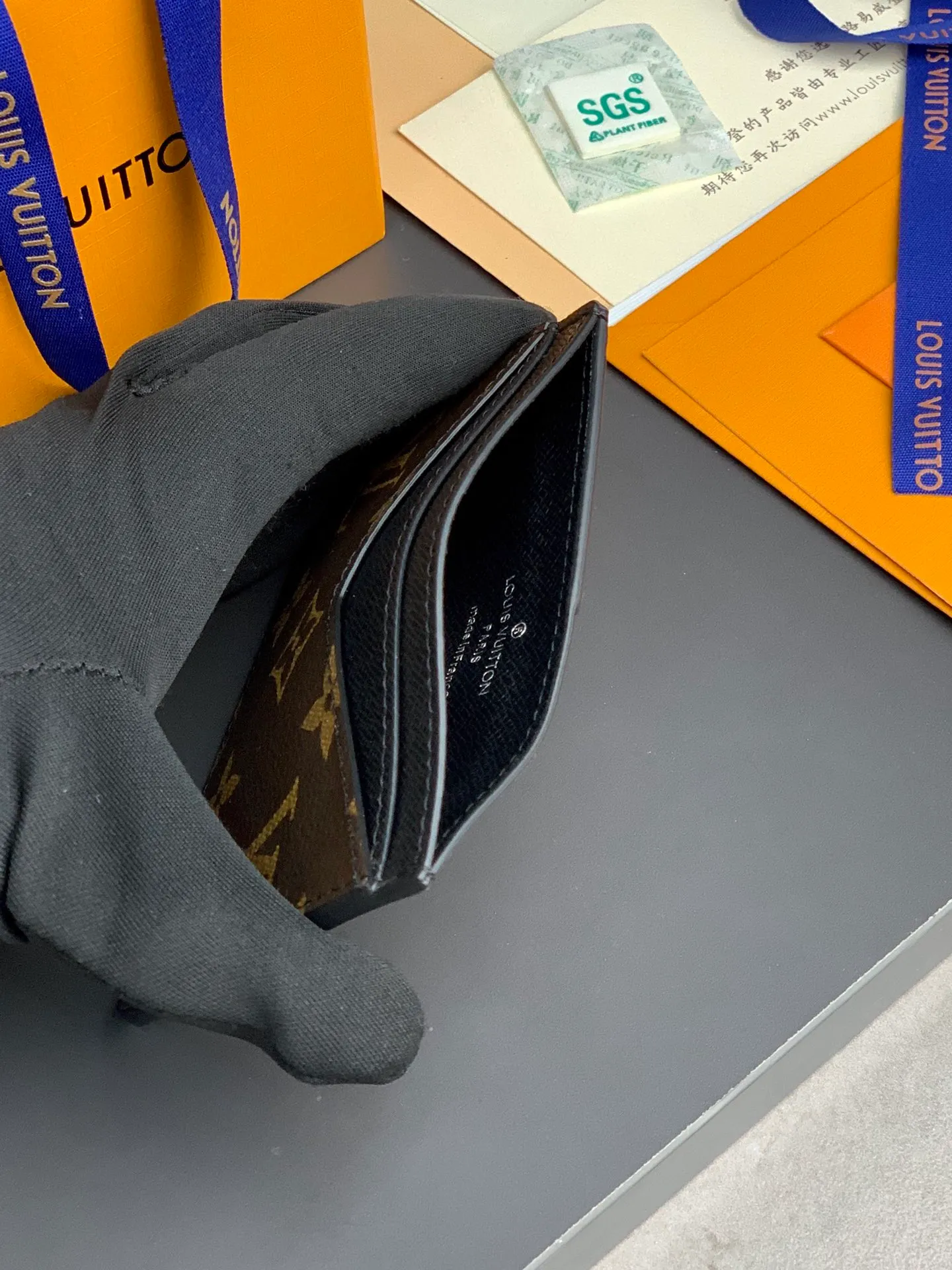 M60166 Presbyopia Neo card holder made of Monogram Macassar canvas is the first choice for carrying important cards. Leather trimmings enhance the classic Louis Vuitton pattern. Detailed features 11 x 7 x 0.6 cm 💰240