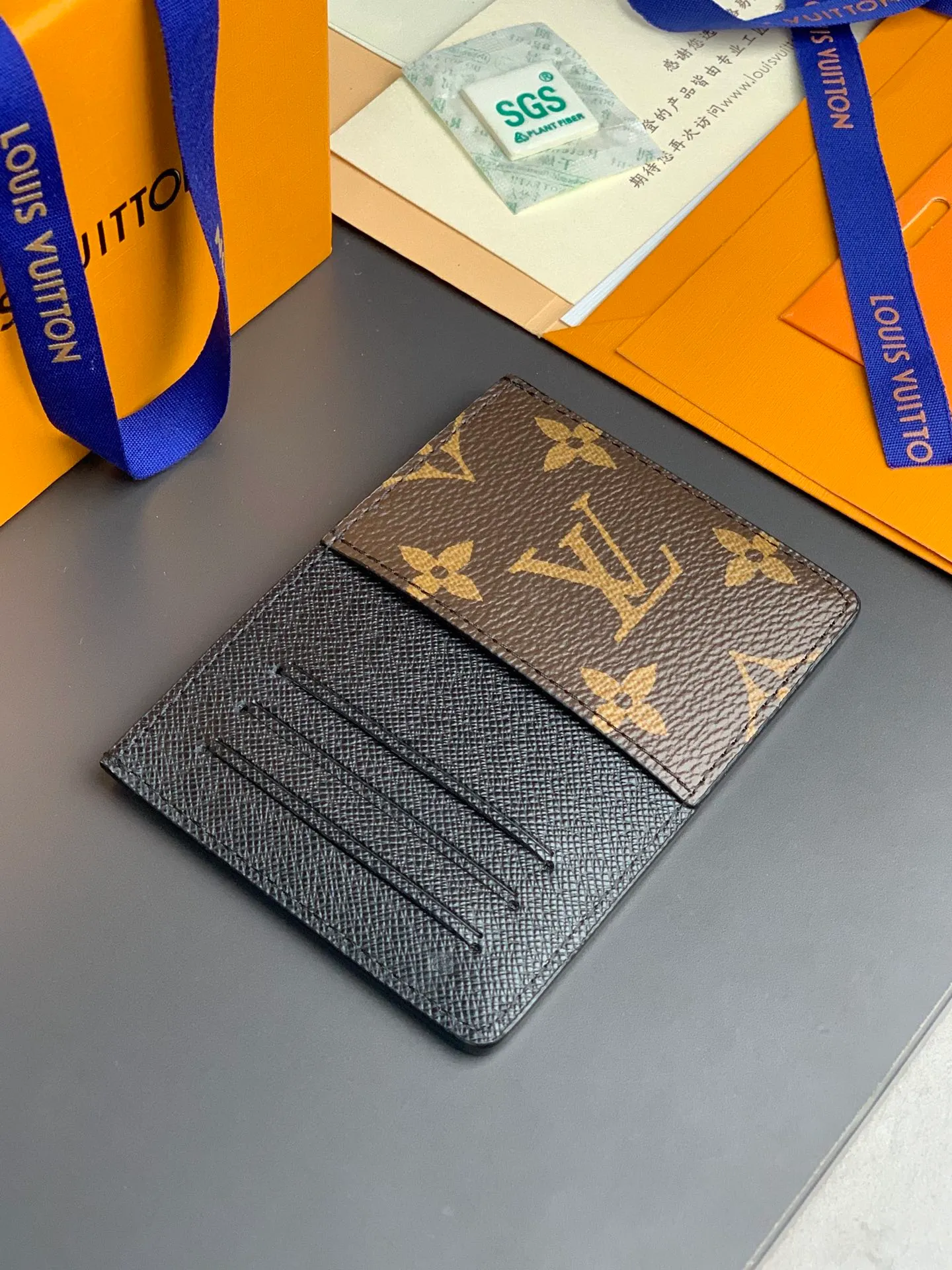 M60166 Presbyopia Neo card holder made of Monogram Macassar canvas is the first choice for carrying important cards. Leather trimmings enhance the classic Louis Vuitton pattern. Detailed features 11 x 7 x 0.6 cm 💰240