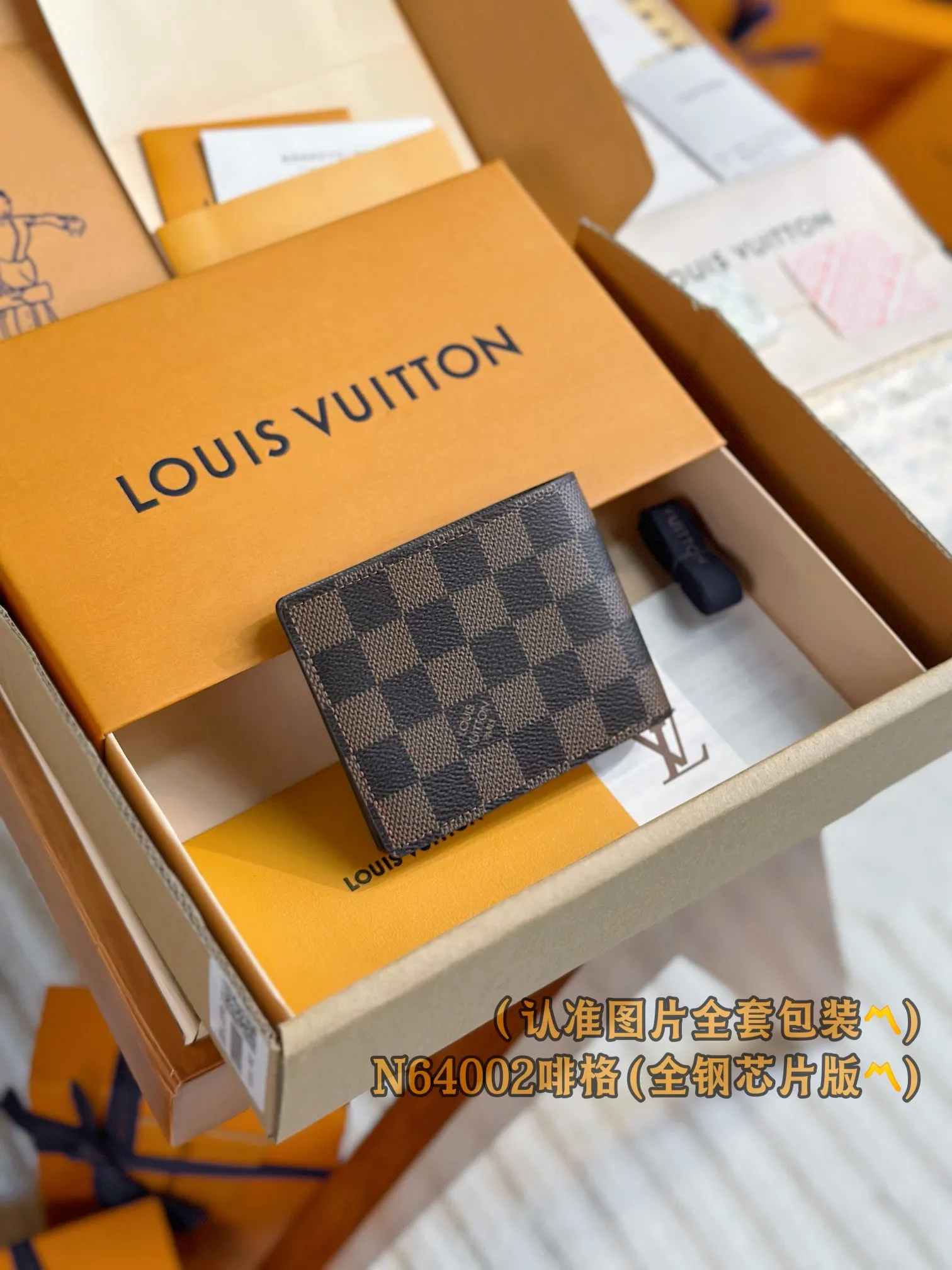 N64002 Feige (〽️A-grade all-steel version〽️) personalized customization, code-changing chip! SLENDER ID WALLET Made of smooth Taiga leather, this wallet is small and slim enough to hold everyday essentials, yet easily stows away in a front or back pocket. This wallet features a transparent compartment for ID. 11.0 x 8.5 x 1.0 cm (length x height x width). Special grade 210