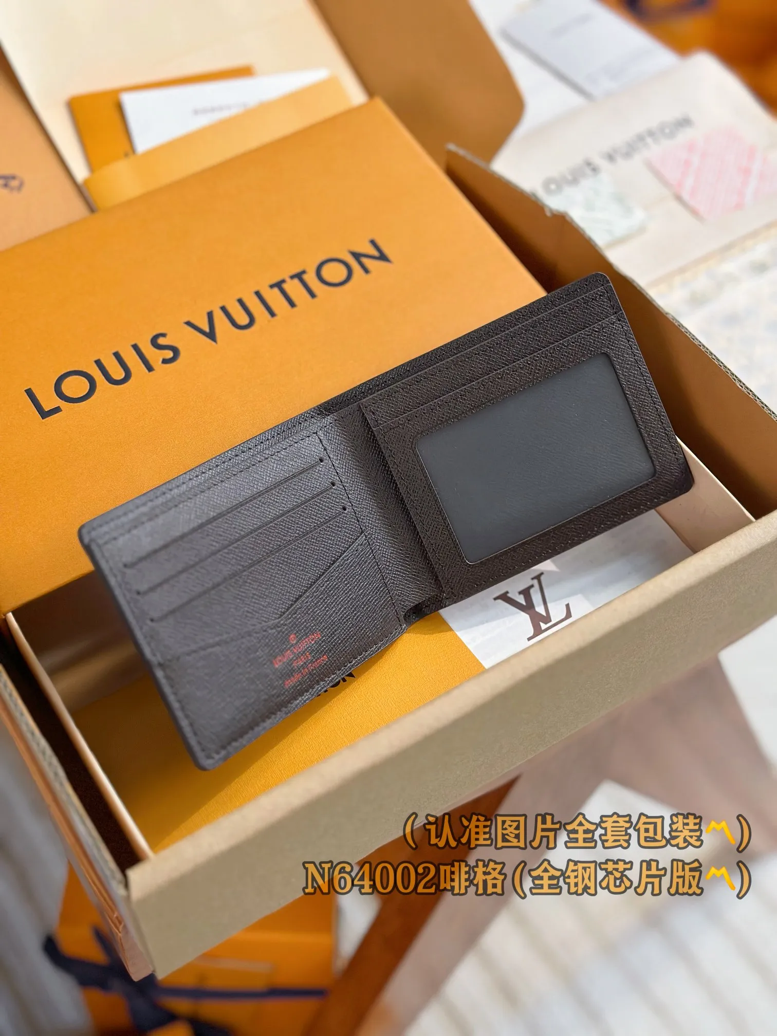 N64002 Feige (〽️A-grade all-steel version〽️) personalized customization, code-changing chip! SLENDER ID WALLET Made of smooth Taiga leather, this wallet is small and slim enough to hold everyday essentials, yet easily stows away in a front or back pocket. This wallet features a transparent compartment for ID. 11.0 x 8.5 x 1.0 cm (length x height x width). Special grade 210