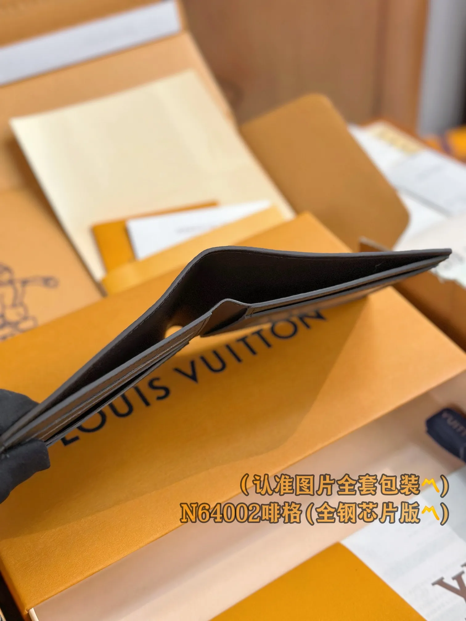 N64002 Feige (〽️A-grade all-steel version〽️) personalized customization, code-changing chip! SLENDER ID WALLET Made of smooth Taiga leather, this wallet is small and slim enough to hold everyday essentials, yet easily stows away in a front or back pocket. This wallet features a transparent compartment for ID. 11.0 x 8.5 x 1.0 cm (length x height x width). Special grade 210