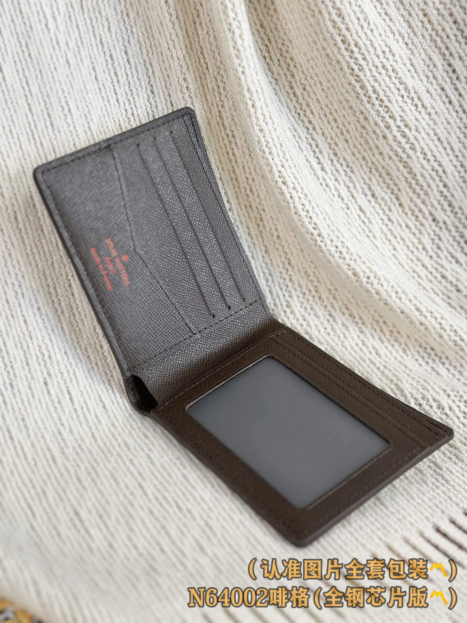 N64002 Feige (〽️A-grade all-steel version〽️) personalized customization, code-changing chip! SLENDER ID WALLET Made of smooth Taiga leather, this wallet is small and slim enough to hold everyday essentials, yet easily stows away in a front or back pocket. This wallet features a transparent compartment for ID. 11.0 x 8.5 x 1.0 cm (length x height x width). Special grade 210