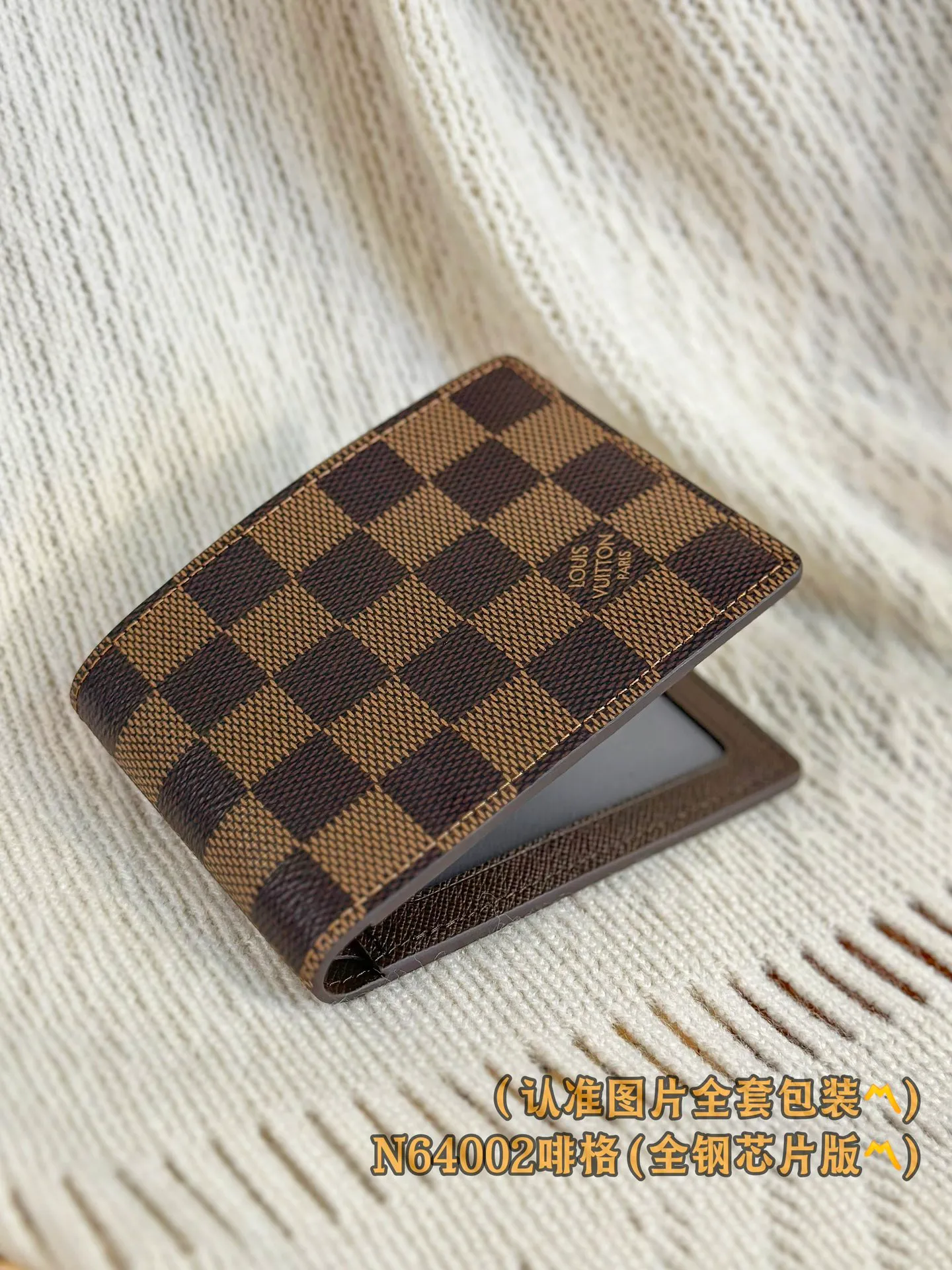 N64002 Feige (〽️A-grade all-steel version〽️) personalized customization, code-changing chip! SLENDER ID WALLET Made of smooth Taiga leather, this wallet is small and slim enough to hold everyday essentials, yet easily stows away in a front or back pocket. This wallet features a transparent compartment for ID. 11.0 x 8.5 x 1.0 cm (length x height x width). Special grade 210