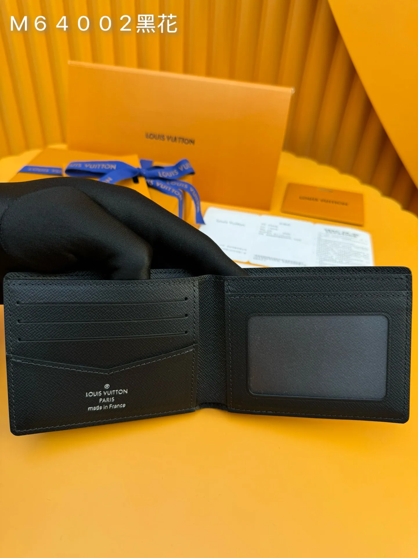 M64002 Gram Flower "Special Duty Free" ♻️[Official Edition·First Class Material·All Steel Hardware·French Chip·Complete Packaging] This wallet made of coated canvas is small and thin, can accommodate daily belongings, but can be easily stored in the front or back pocket of clothing. This wallet features a transparent compartment for ID. 11.0x8.5x1.0cm 💰420