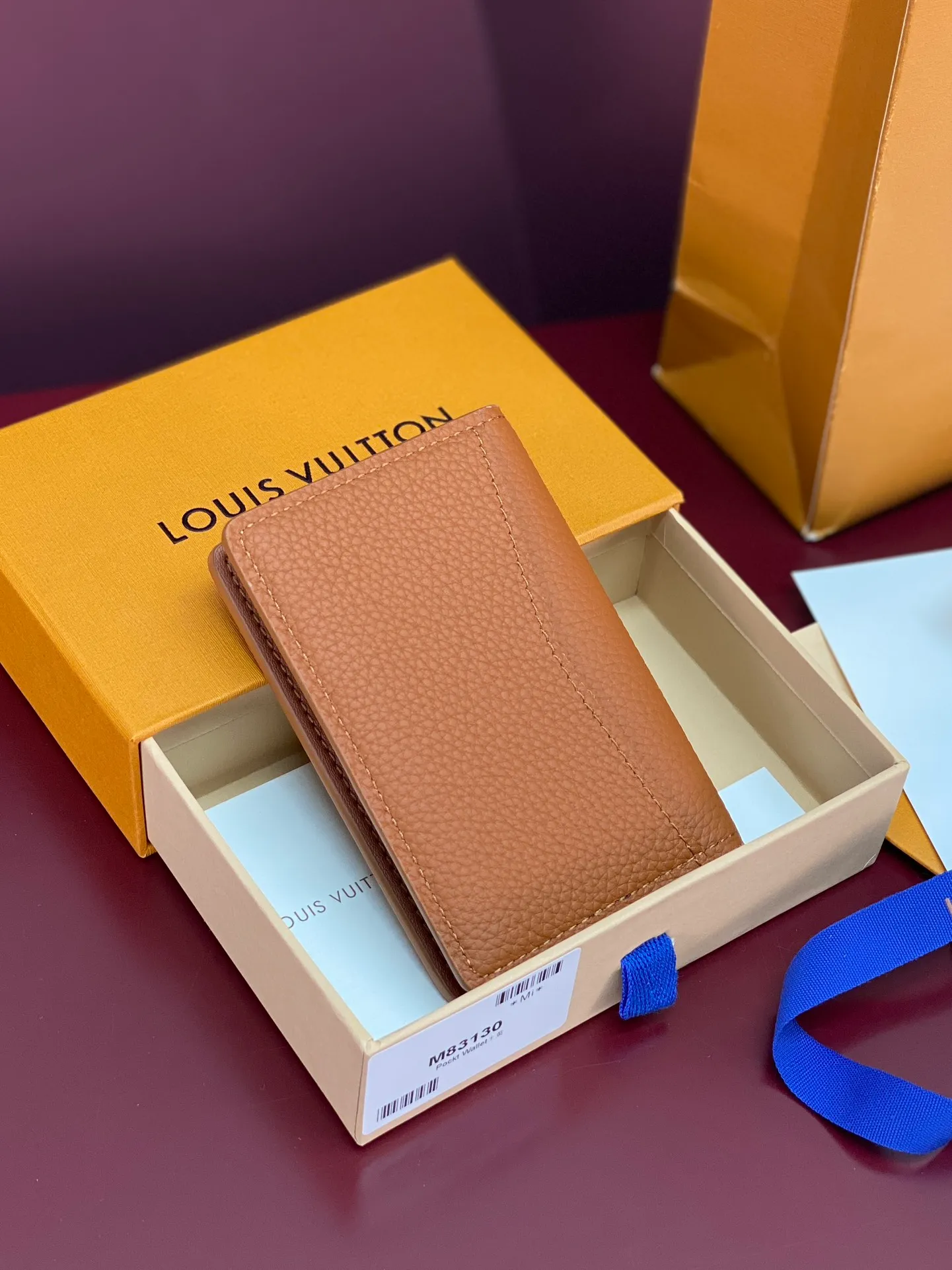 M83130 khaki! Concave and convex mark! Taurillon Card Pack! Made of first-grain cowhide, this pocket wallet is Taurillon leather. It is compact in size but has ample capacity, and contains functional designs such as pockets and card slots. Size: 11×8cm. 💰320